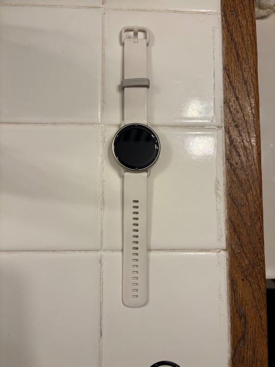Garmin Vivoactive 5 Ivory and Cream Gold