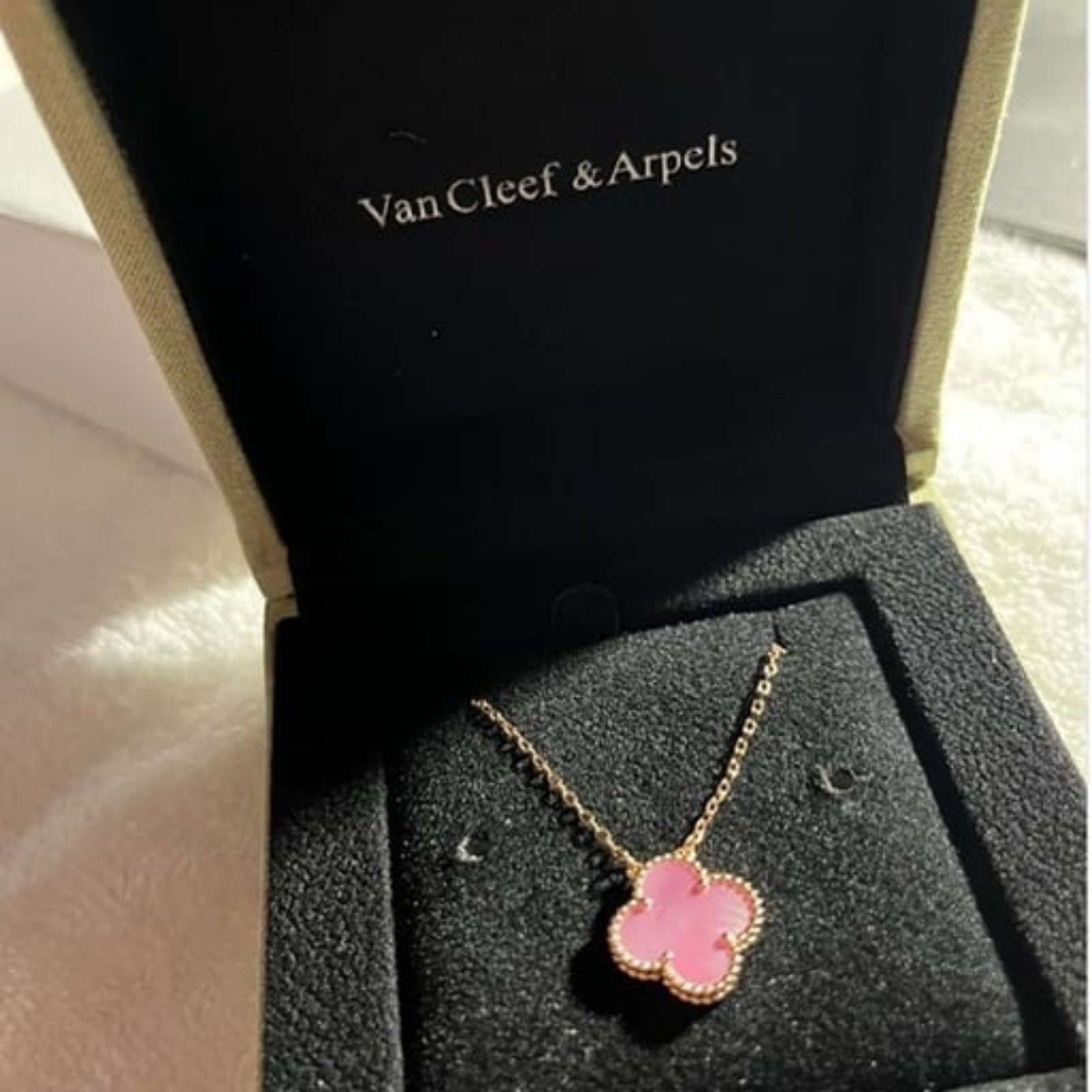 18k Yellow Gold Van necklace