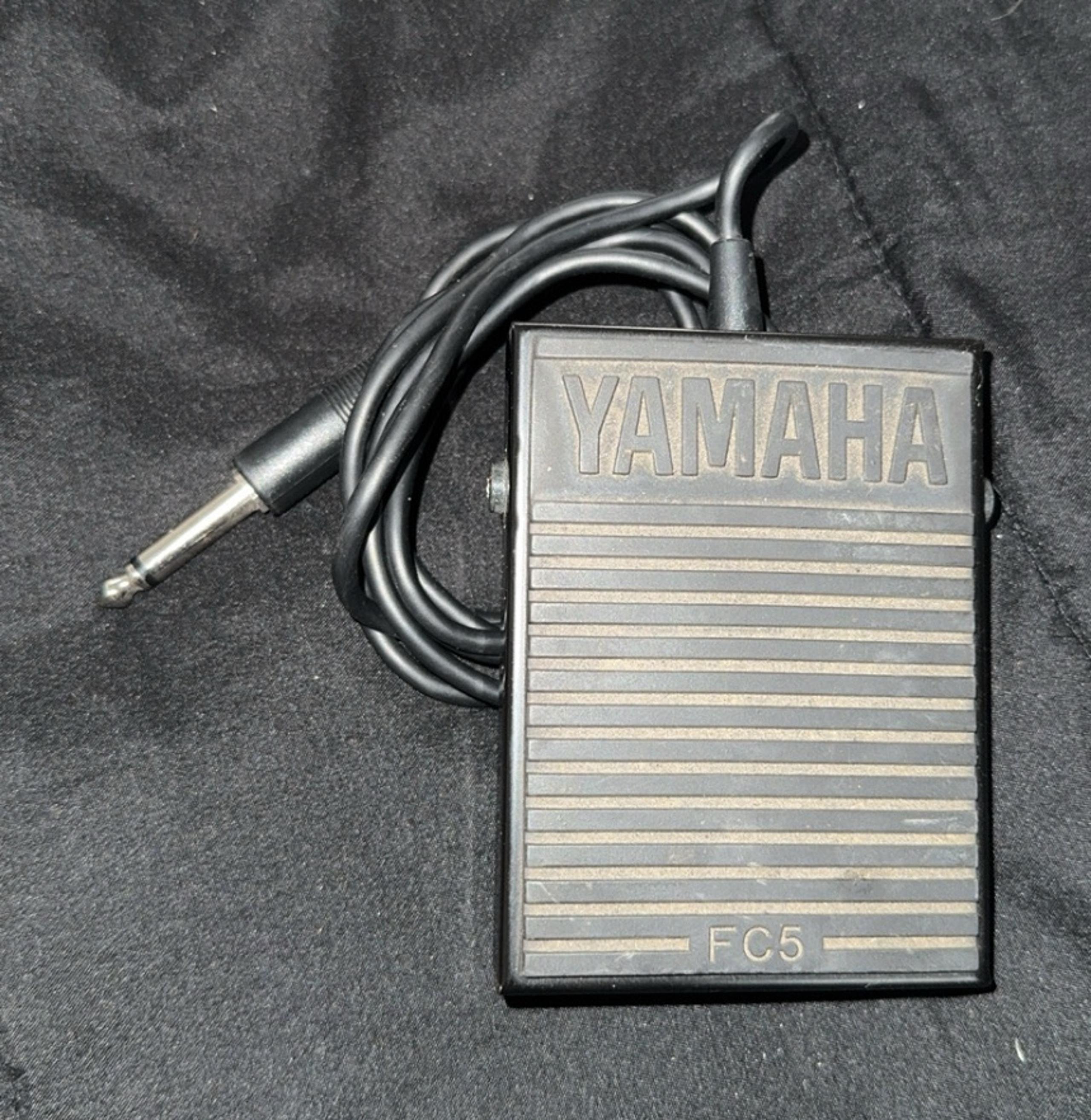Yamaha FC5 Compact Sustain Pedal for Portable Keyboards, black
