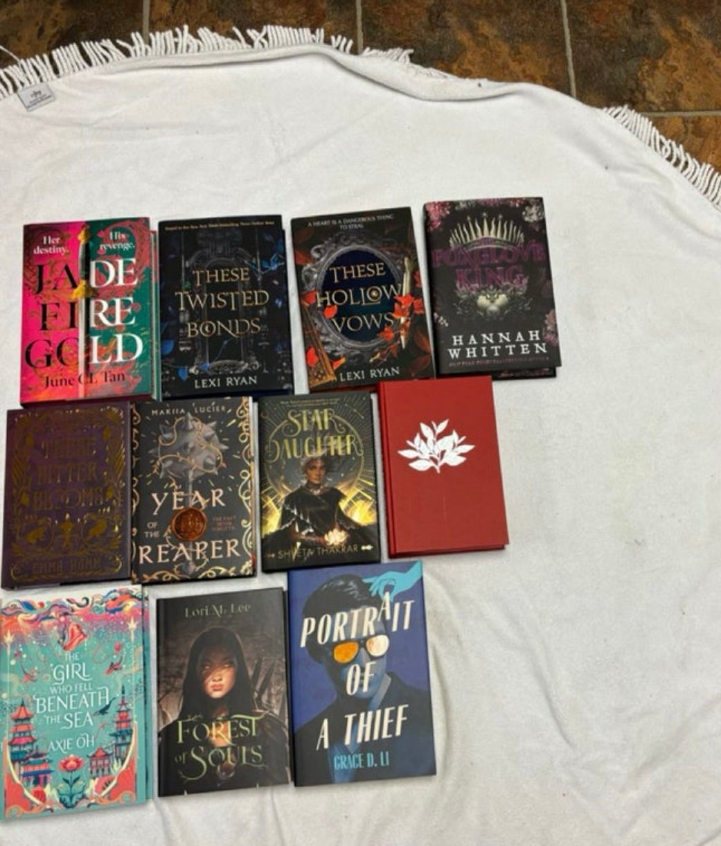 Box with 11 books and 29 goodies from Bookish box, Illumicrate, Fairyloot etc.