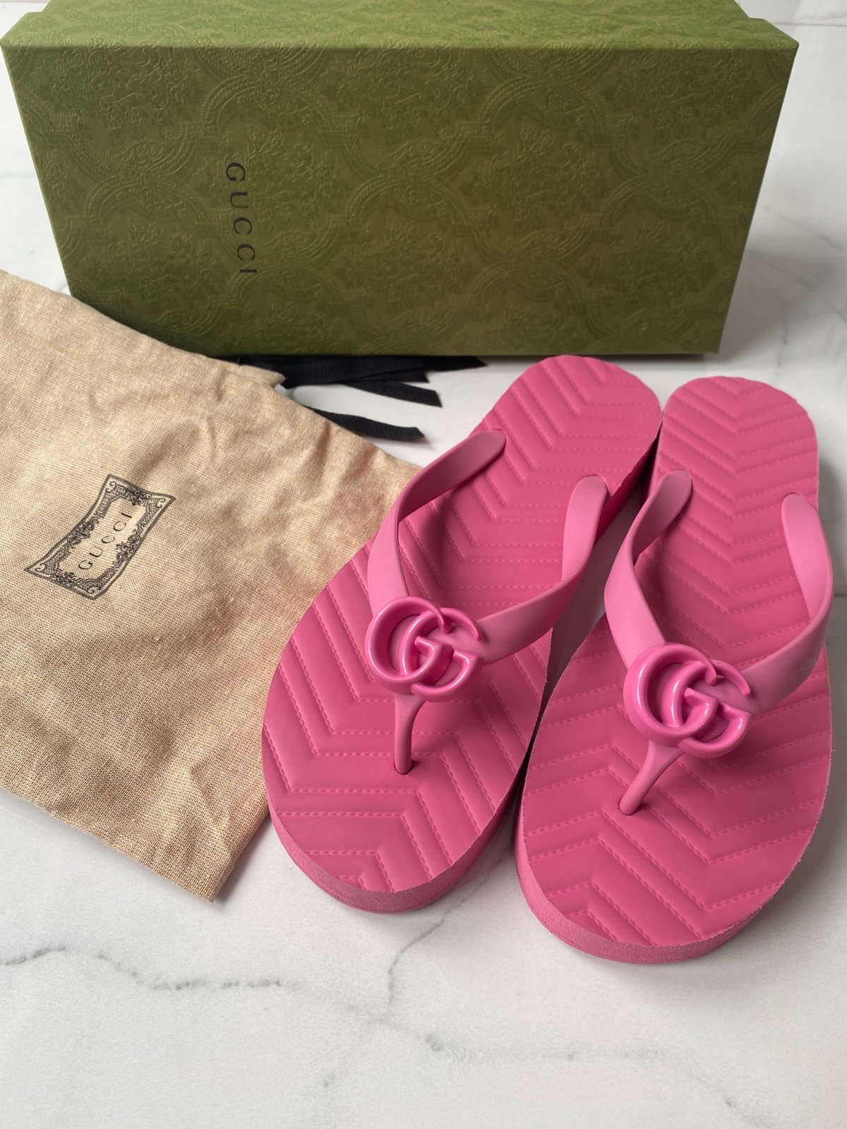 Gucci chevron thong sandals size 39 Sandals