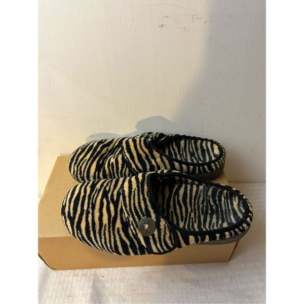 Vionic slippers animal print size 11 Sadie