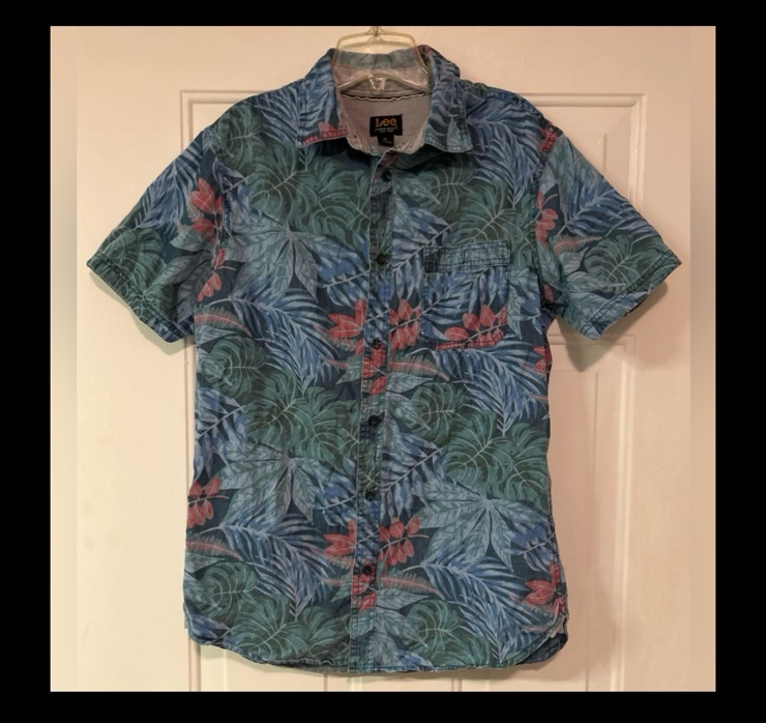 Lee Floral Men’s Size M Short Sleeve Button Down Shirt. Like New
