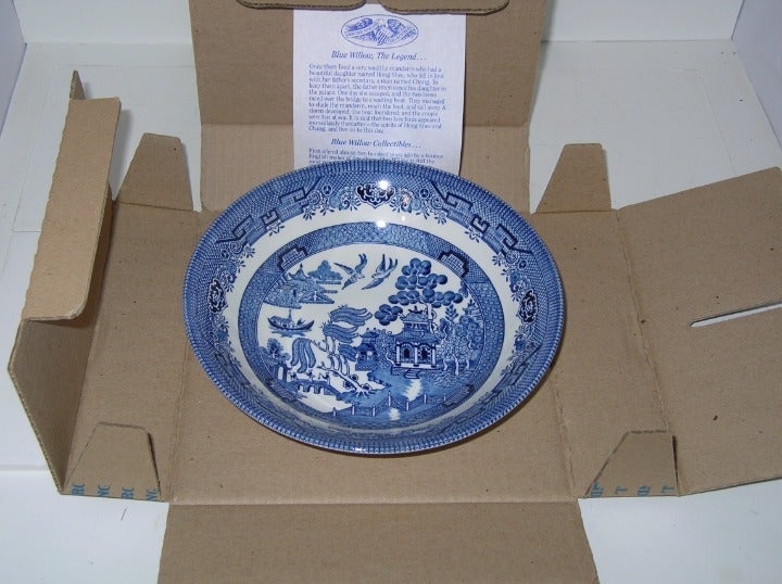 Vintage CHURCHILL BLUE WILLOW 9 x2 H VEGETABLE BOWL Dinnerware England NEW BOX