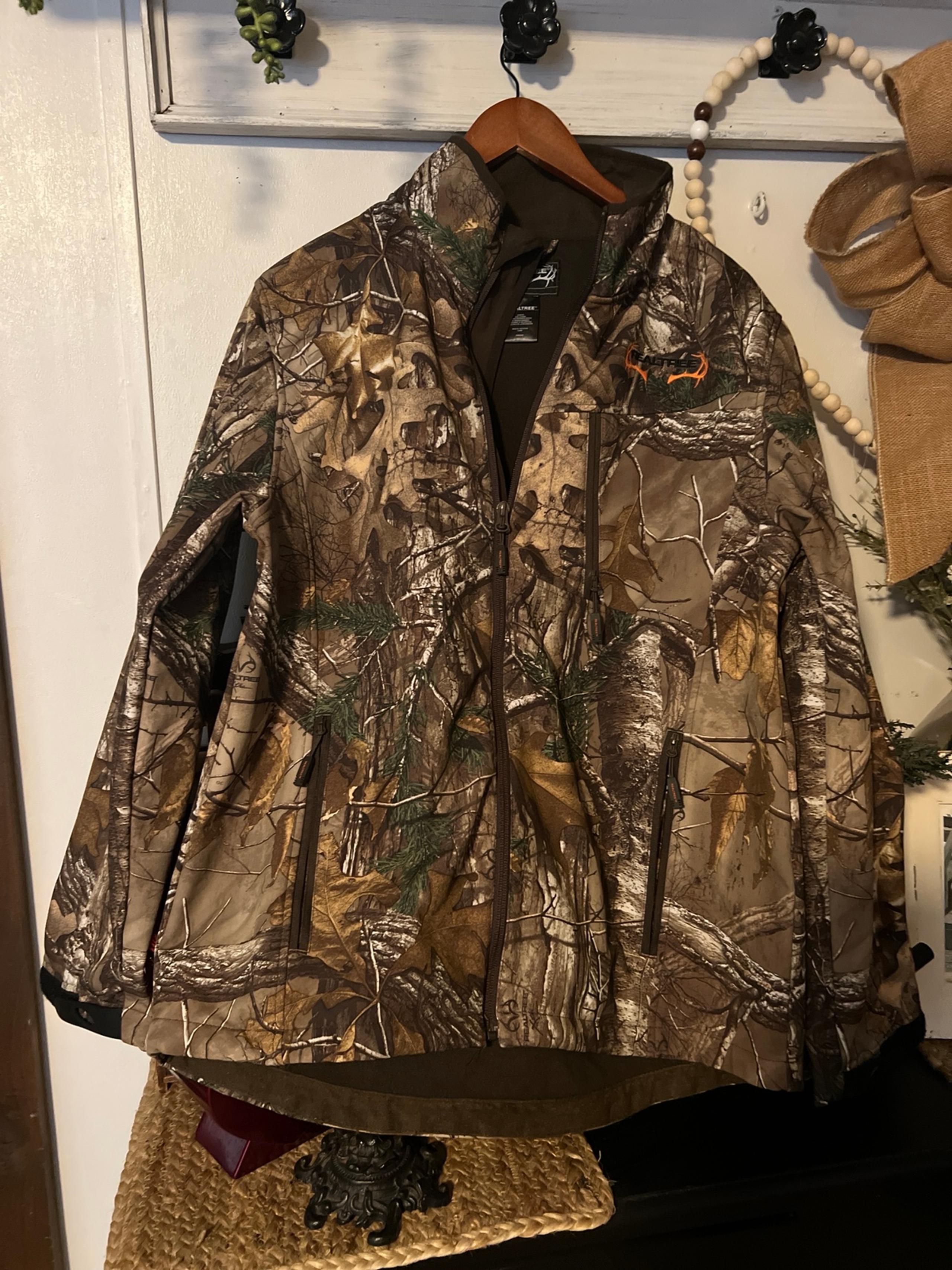 Mens size medium realtree camo hunting jacket