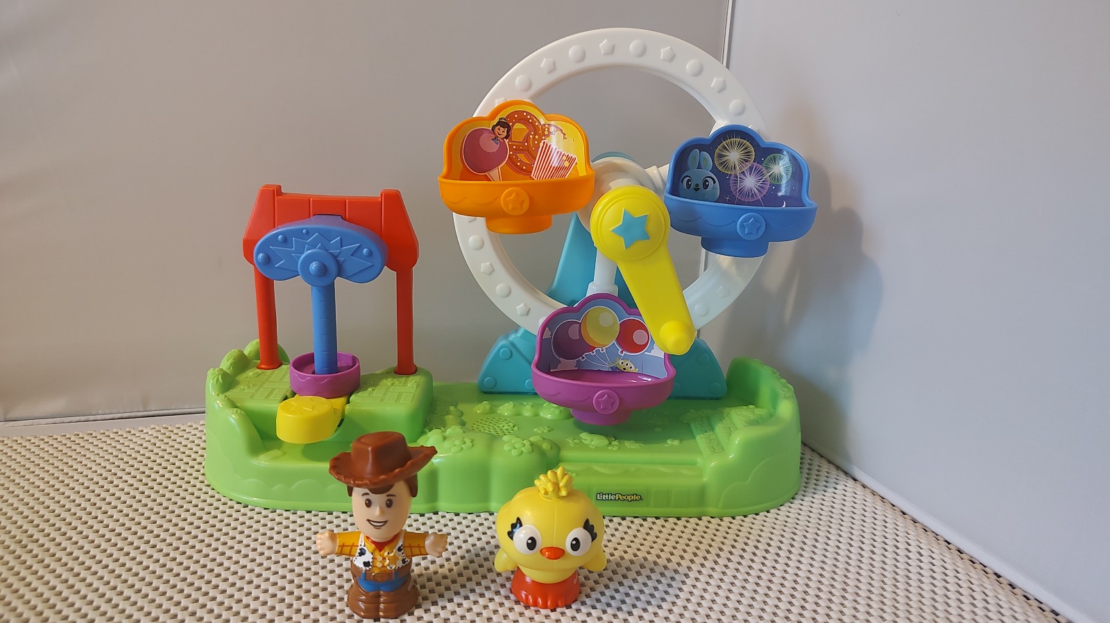 Fisher-Price Disney Toy Story 4 Ferris Wheel by Little People Woody & Chic