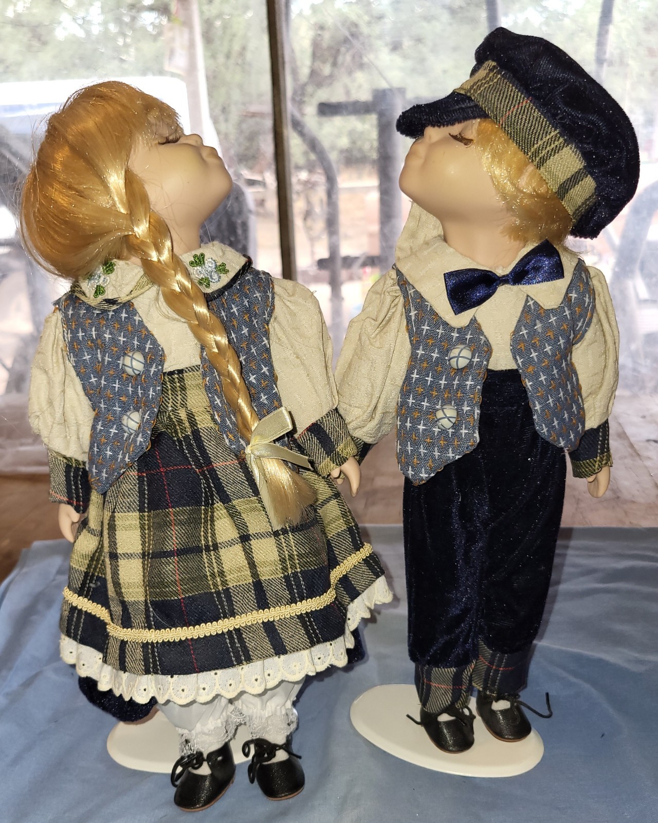 Vintage Kissing porcelain dolls