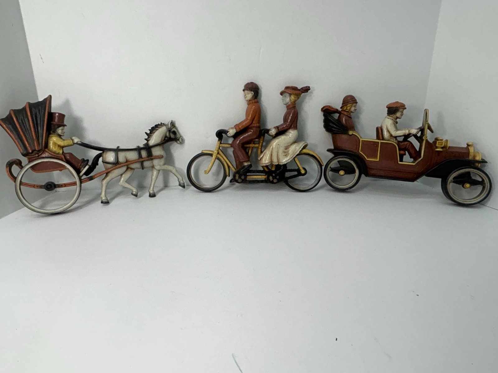 HOMCO Vintage Automobile Wall Decoration Plaques