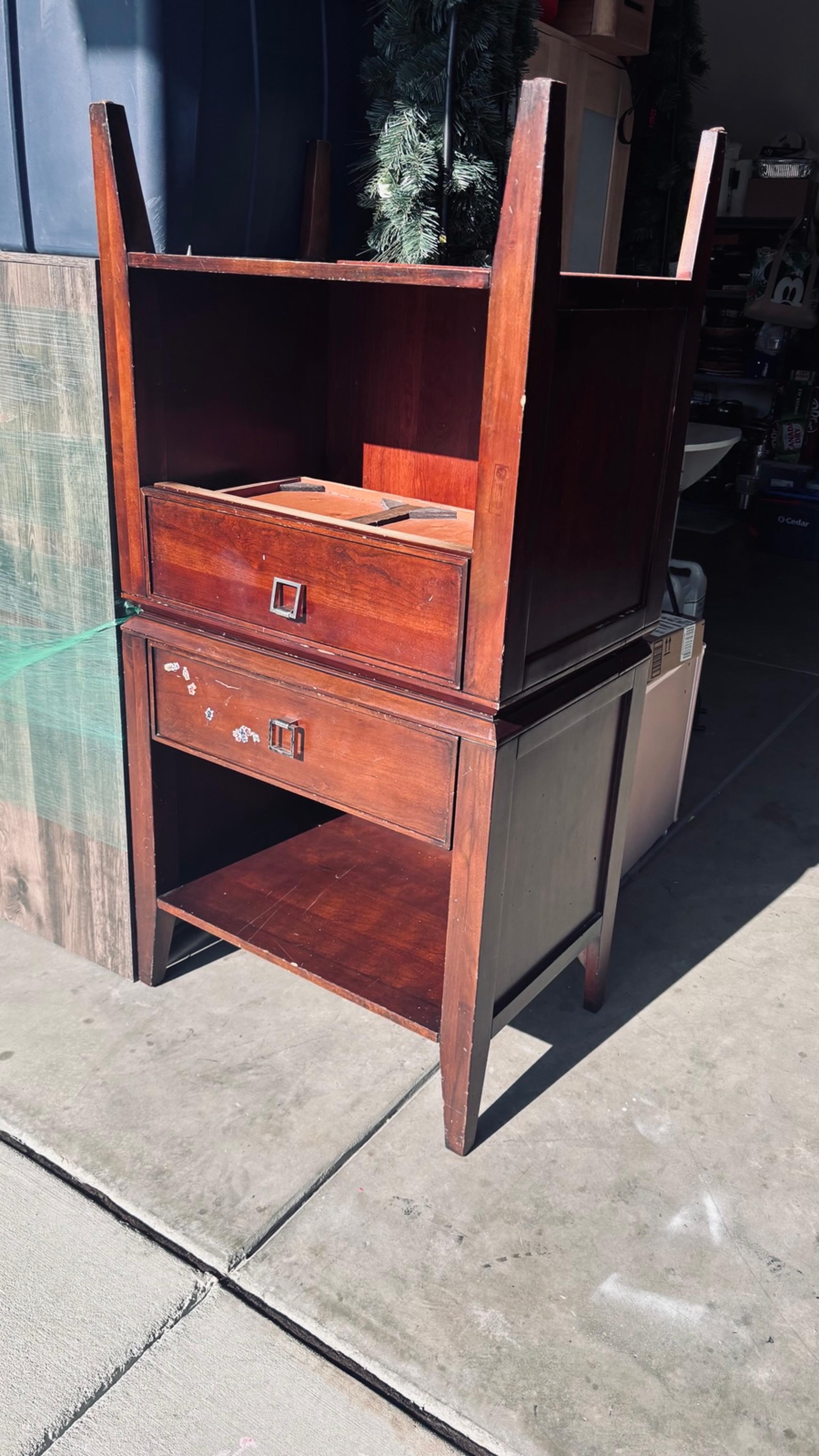 2 nightstands
