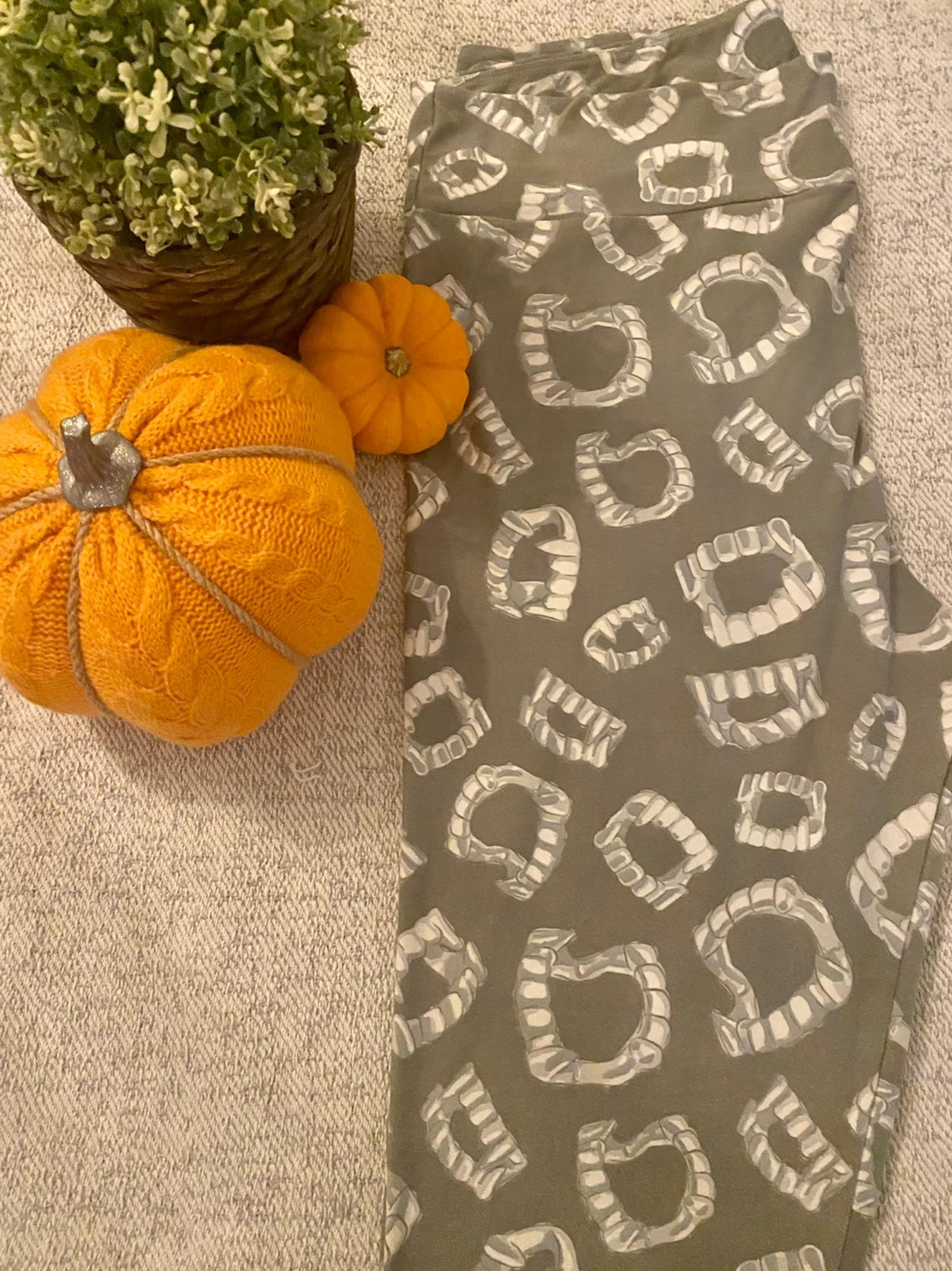 LuLaRoe Grey halloween teeth leggings tc