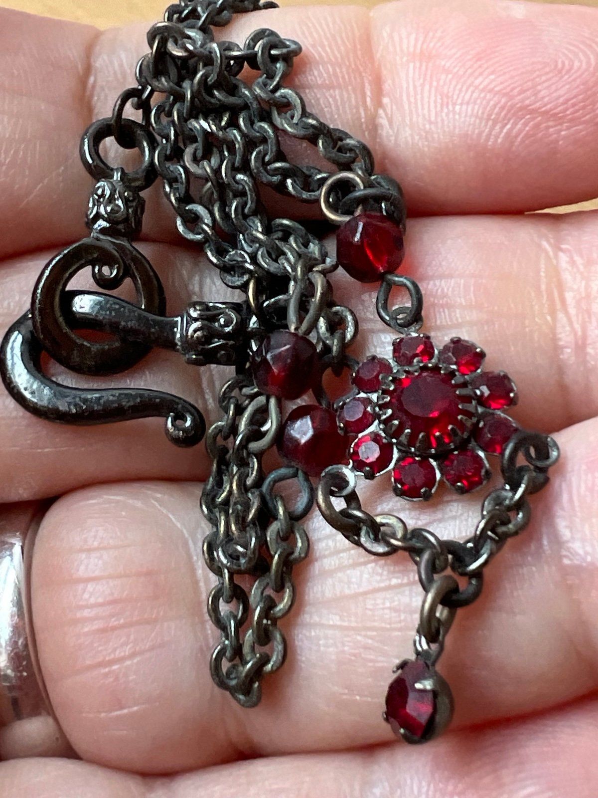 VINTAGE RED RHINESTONE LAVALIERE FLOWER NECKLACE OXIDIZED GUNMETAL SILVER COLOR