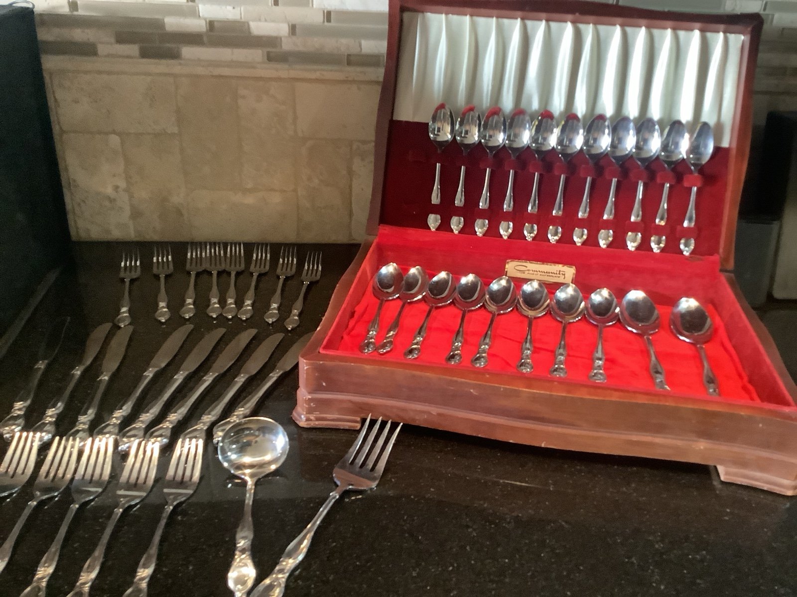 Community Oneida Silver Plate 47 piece Silverware Flatware Set in Chest