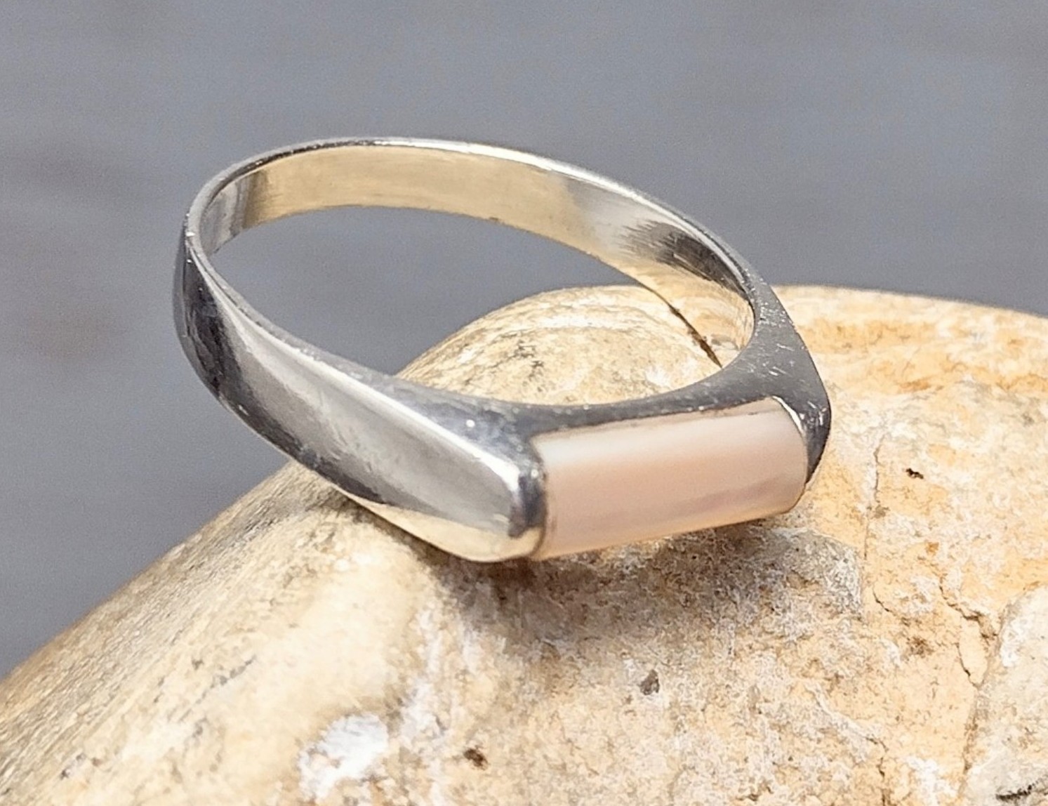 Sterling Silver Pink Mother of Pearl Flat Ring Size 9 Modernist Vintage