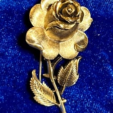 Vintage CROWN TRIFARI Signed Gold Tone Rose Flower Brooch Pin