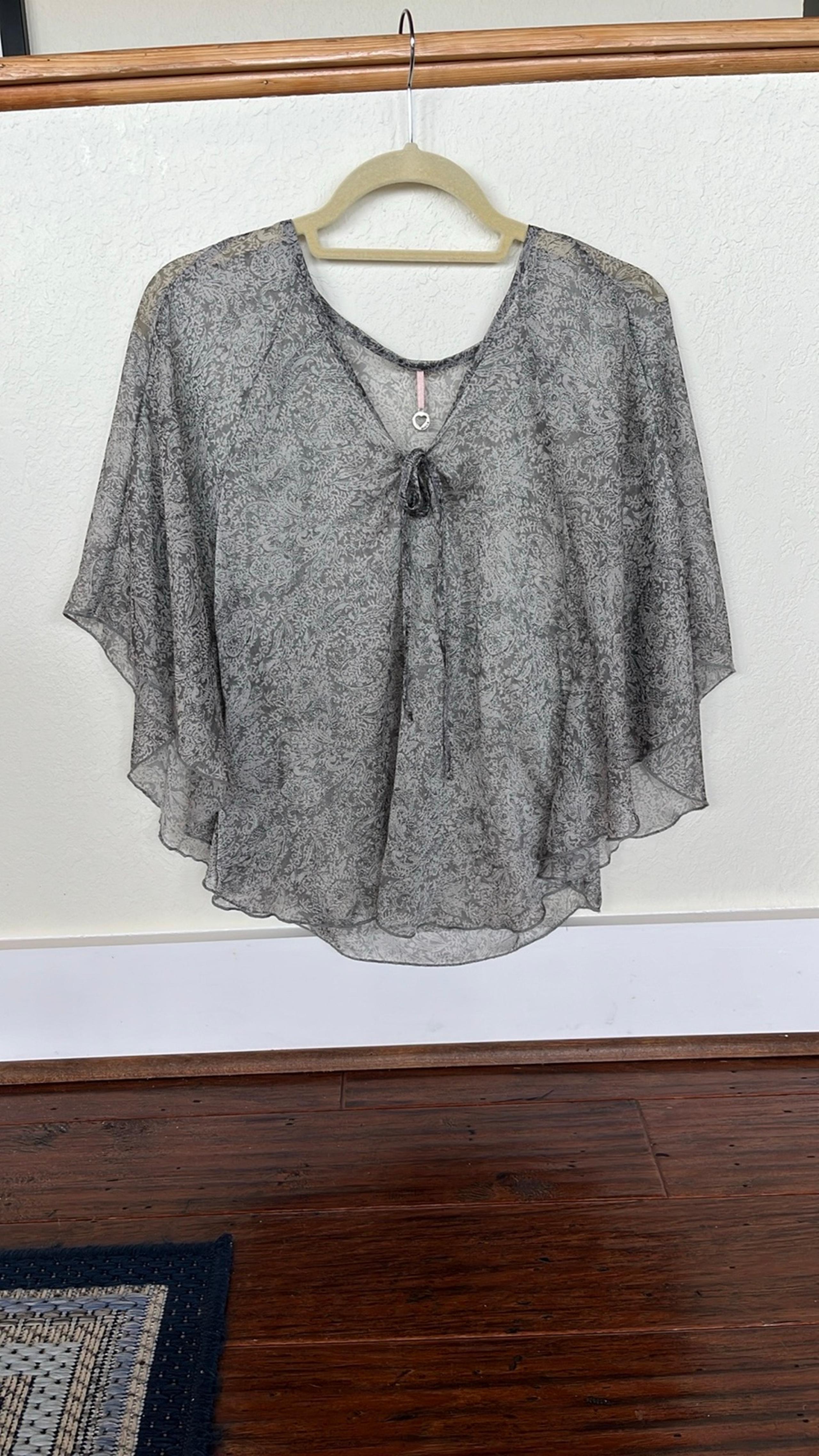Robin K. Sheer Flowing Top Size M