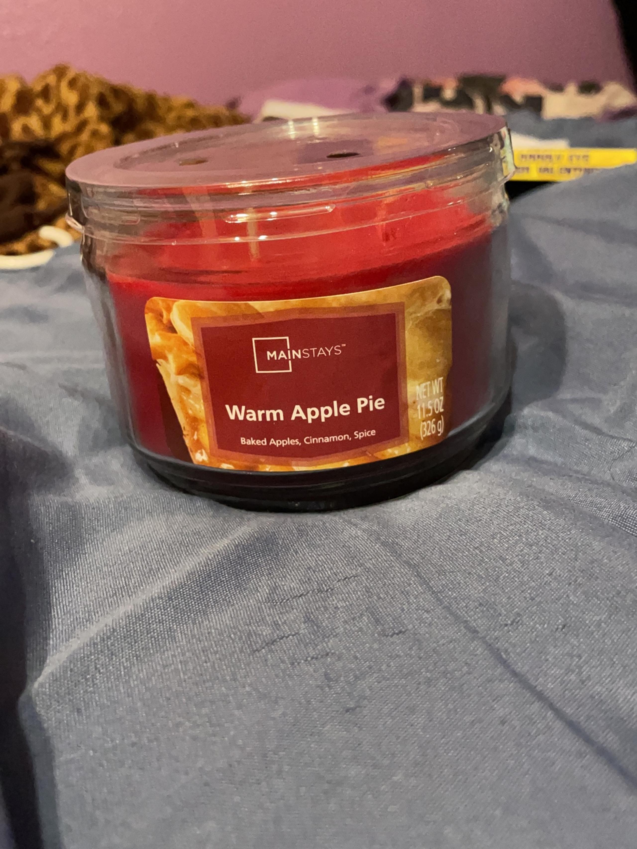 Warm apple pie candle