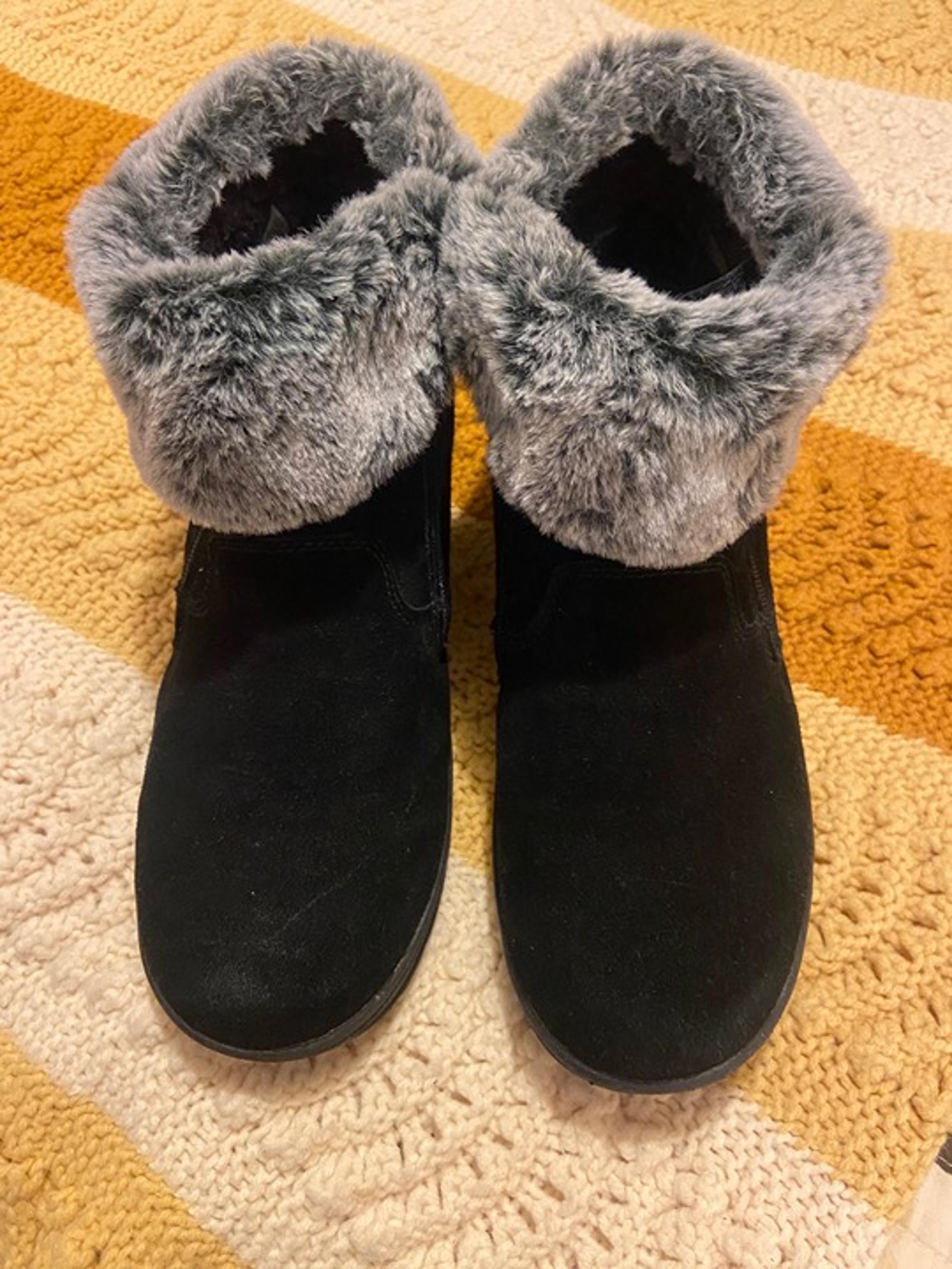 Khombu Black Suede Boots