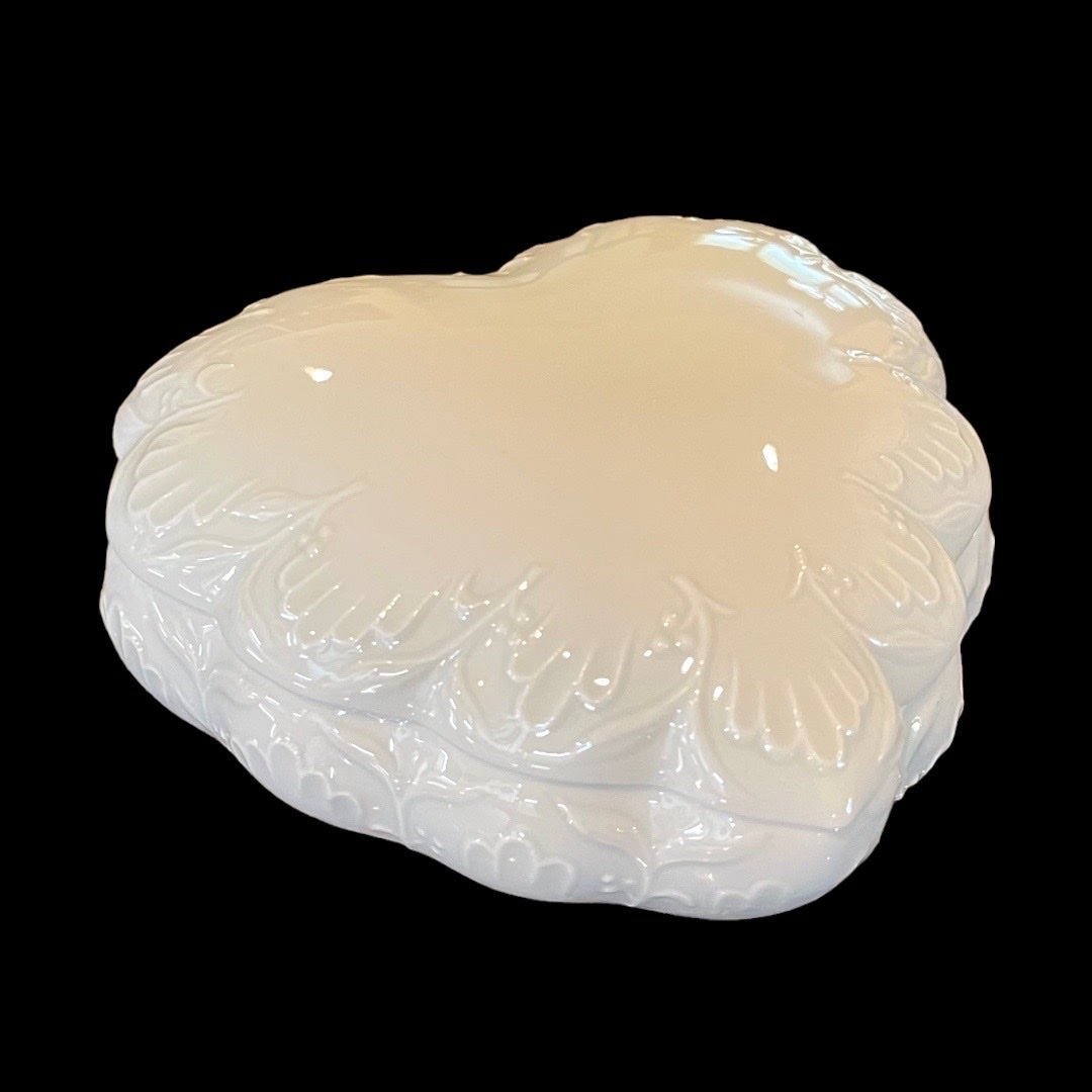 VINTAGE, HEART SHAPED LIMOGE WITH LID. STAMPED WITH LIMOGES FRANCE ON BOTTOM.
