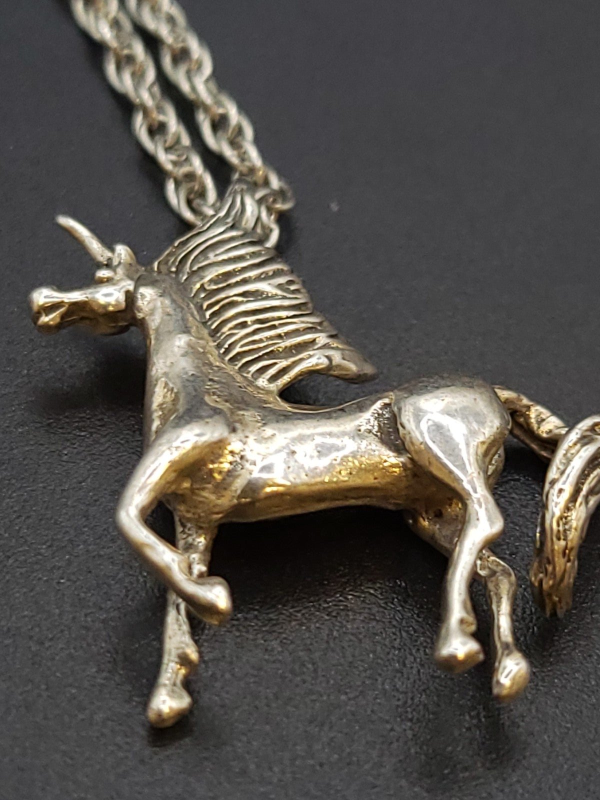 BEAUTIFUL VTG STERLING SILVER UNICORN NECKLACE. # 673