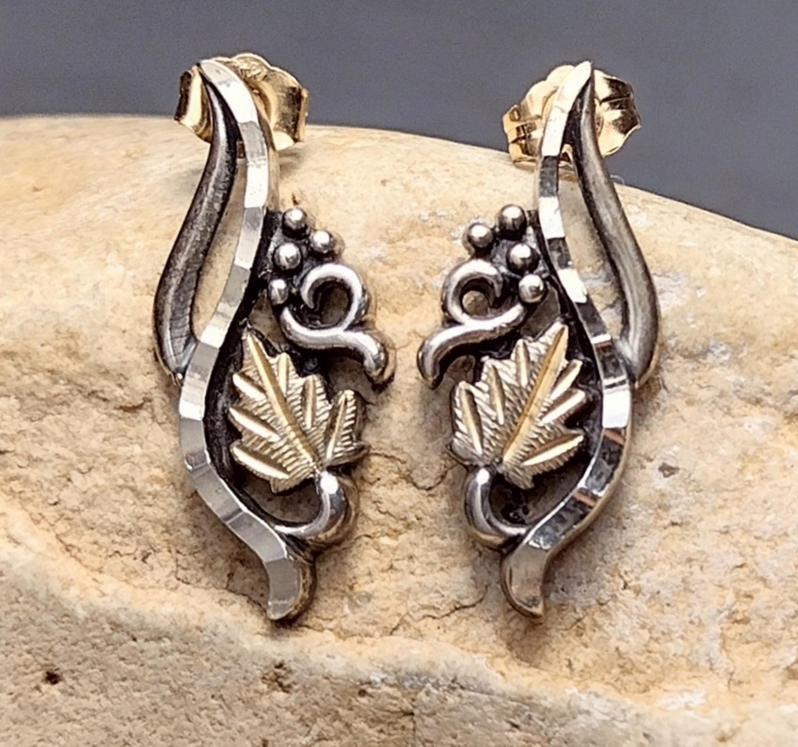 WM Co WHEELER Sterling Silver & 12K Gold Black Hills Gold Grape Leaf Earrings