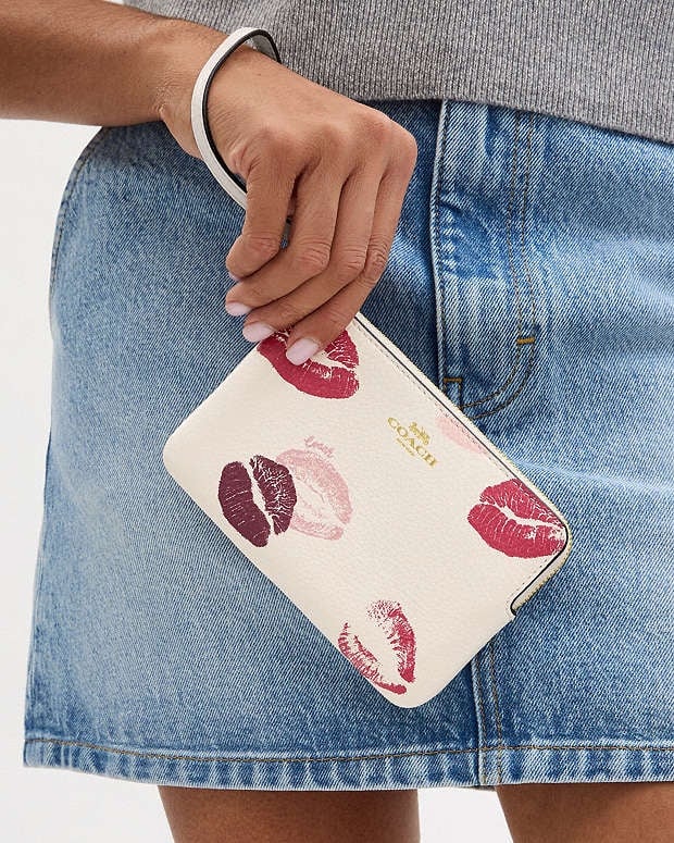 Coach Corner Zip Wristlet With Lips Print - detail