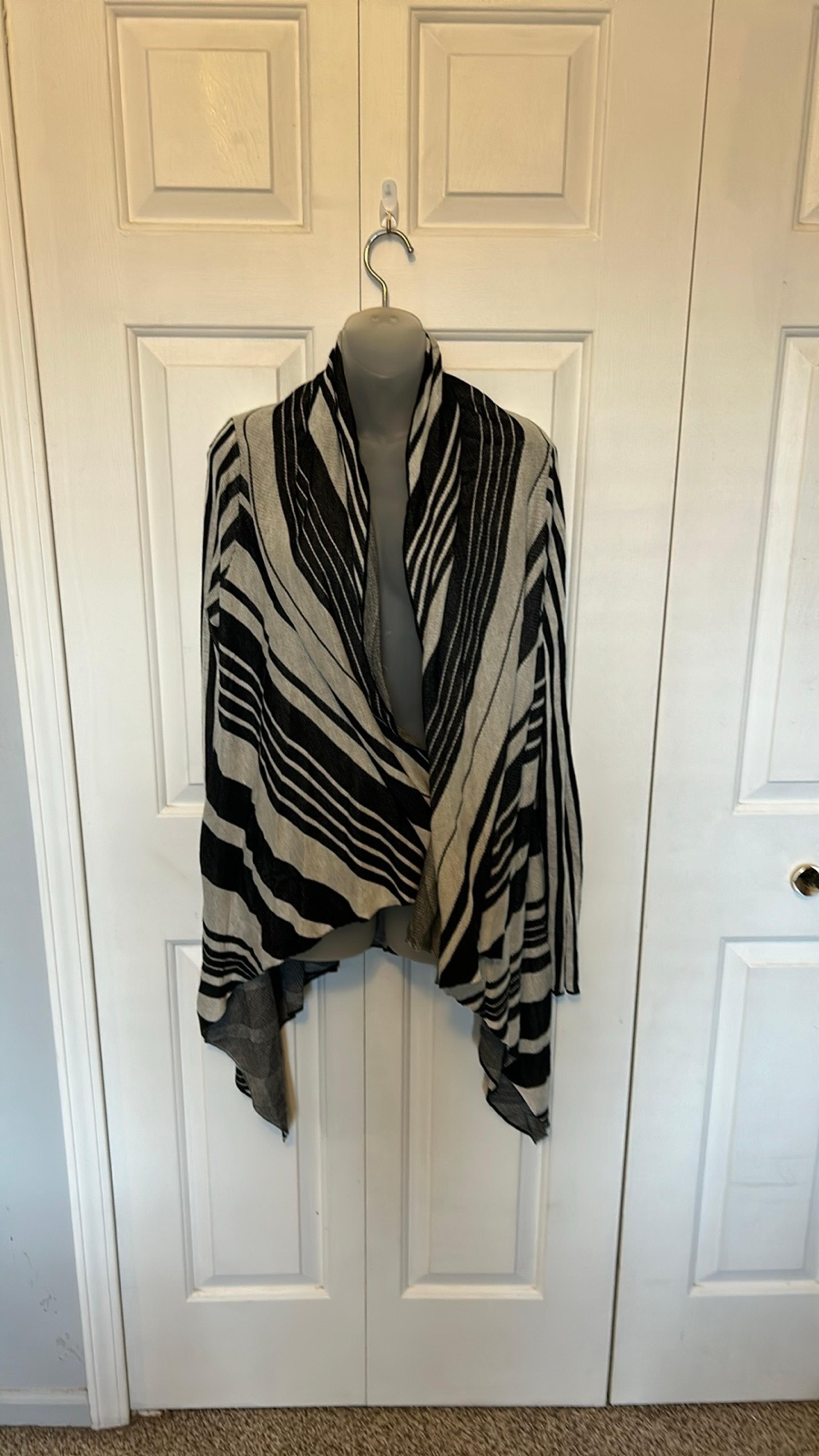 Flying Tomato sz Medium Gray Black Cardigan Duster Sweater GUC B131