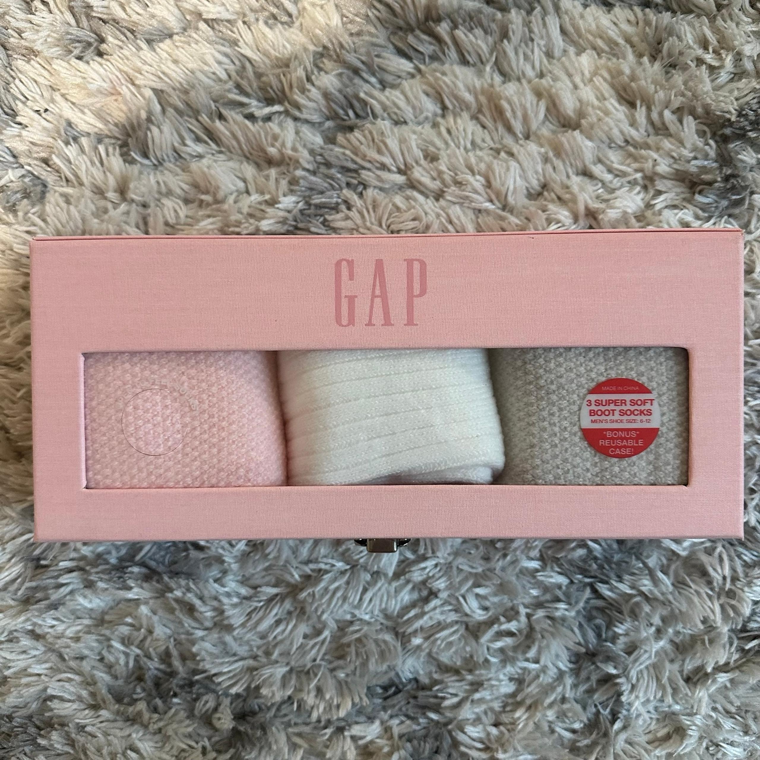 Gap sock set
NWT