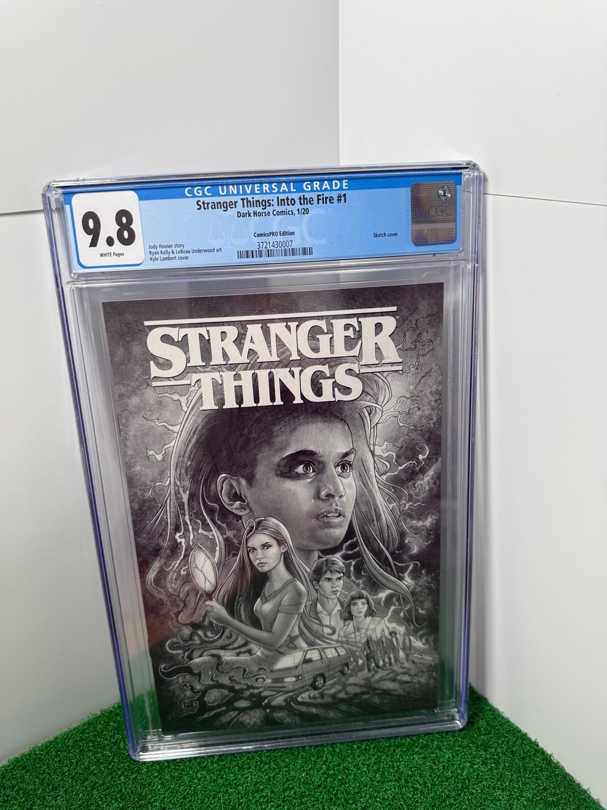 Strange Things Into the Fire 1 CGC 9.8 ComicsPRO Exclusive Variant Dark Horse