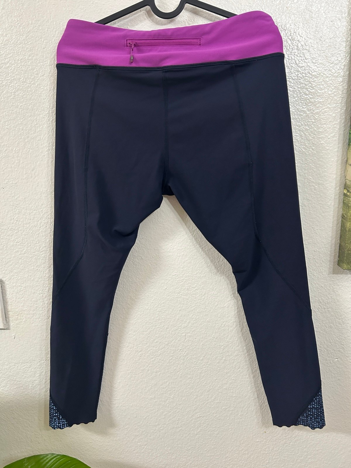 Lululemon Tight Stuff Pant with Reflective dots, Naval Blue Ultra Violet Size 10