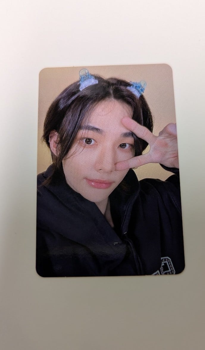 Hyunjin Rockstar Soundwave Giveaway 2 photocard - Hairclip version