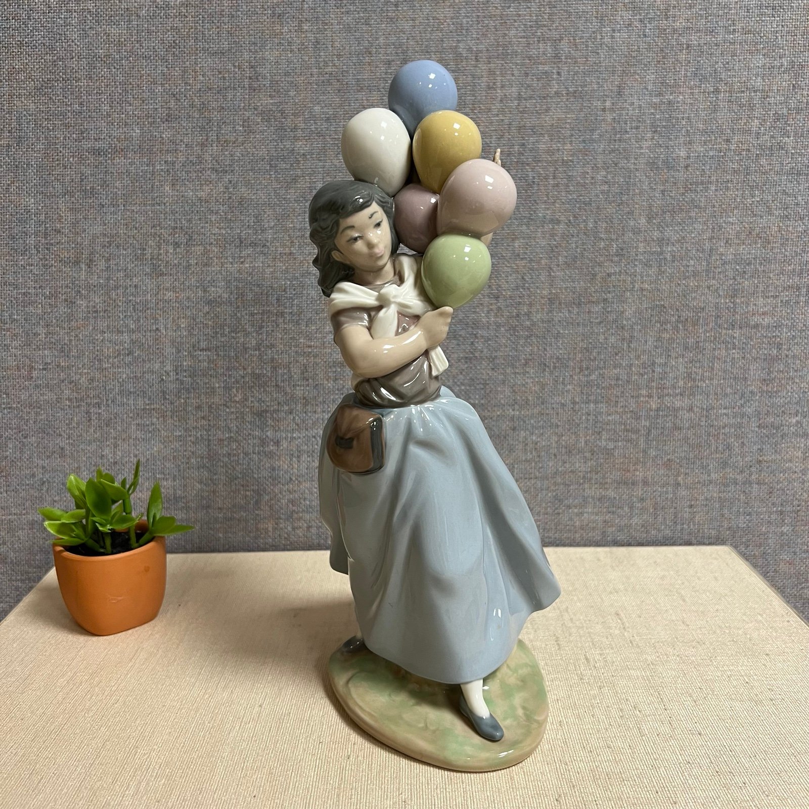 Vintage Lladro “Balloon For Sale” 1982 Porcelain Figurine 5141