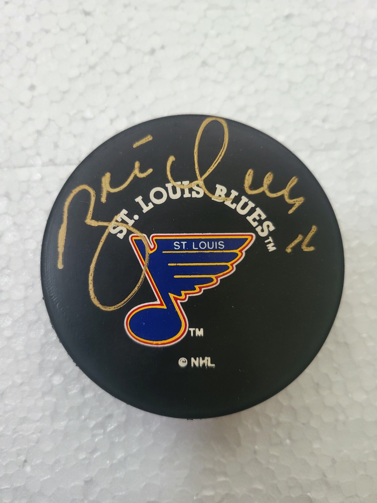 Brett Hull signed puck