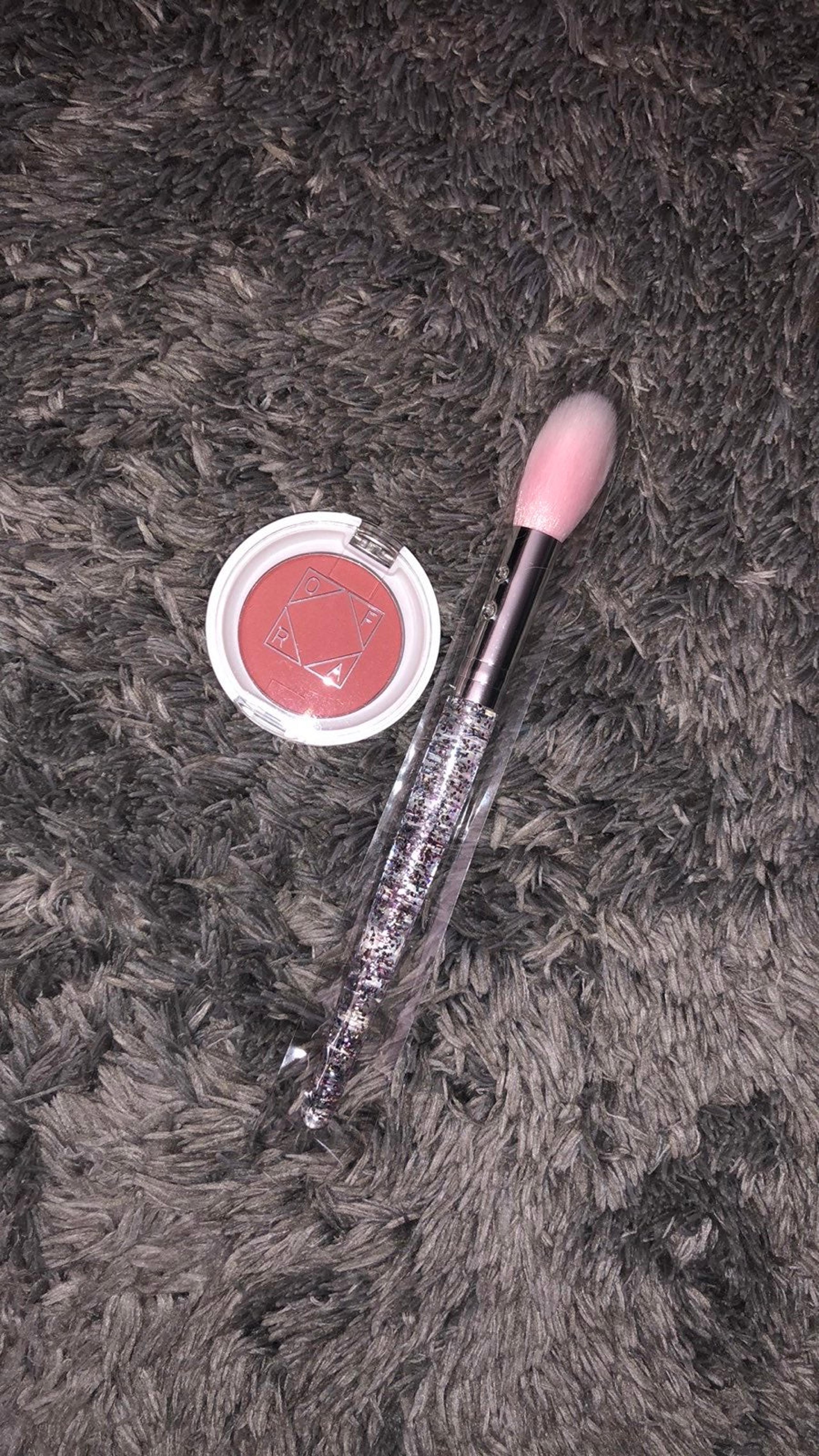 makeup blush with brush