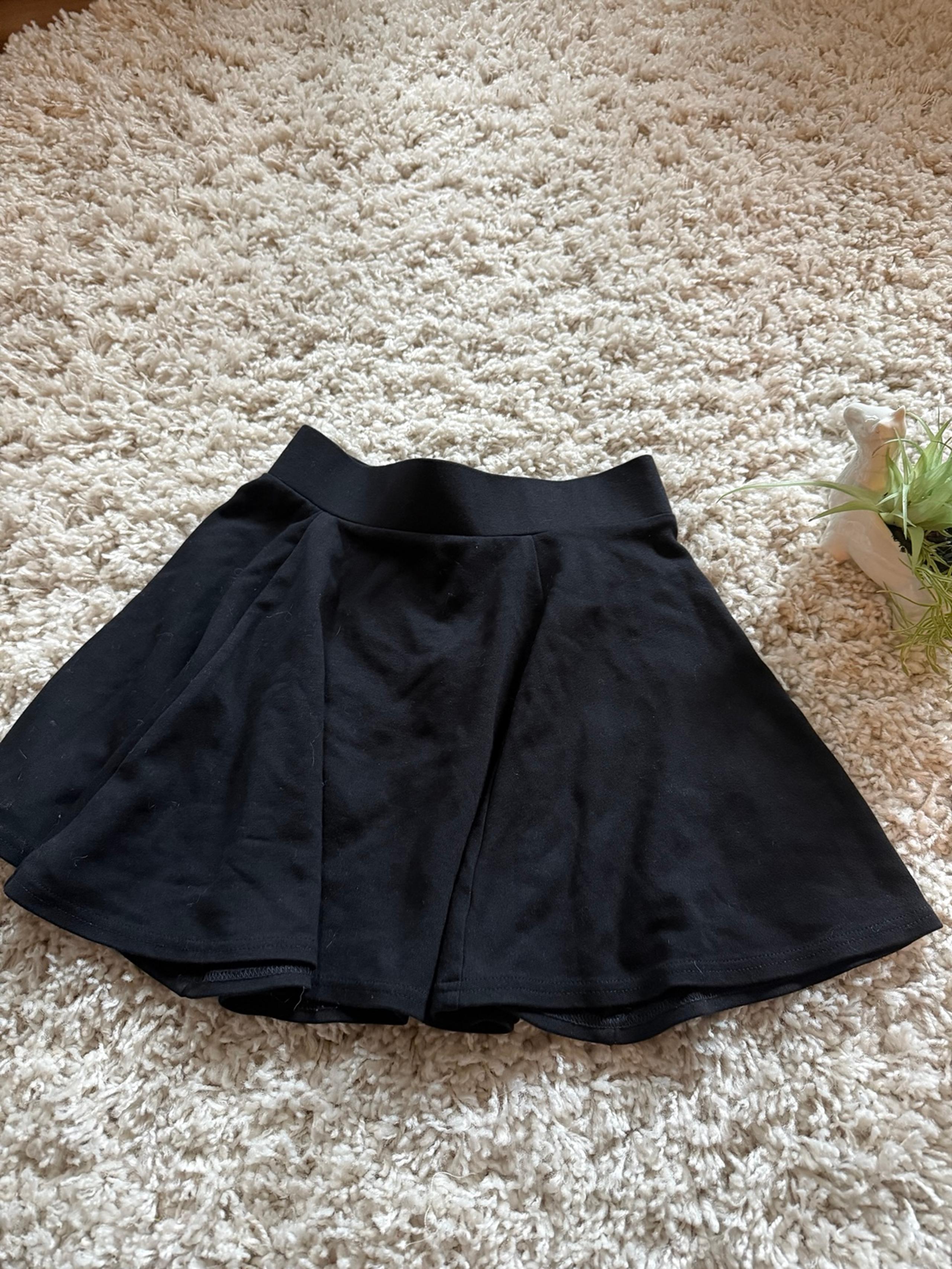 H&M high waisted, high-rise, schoolgirl, cute Black mini skirt