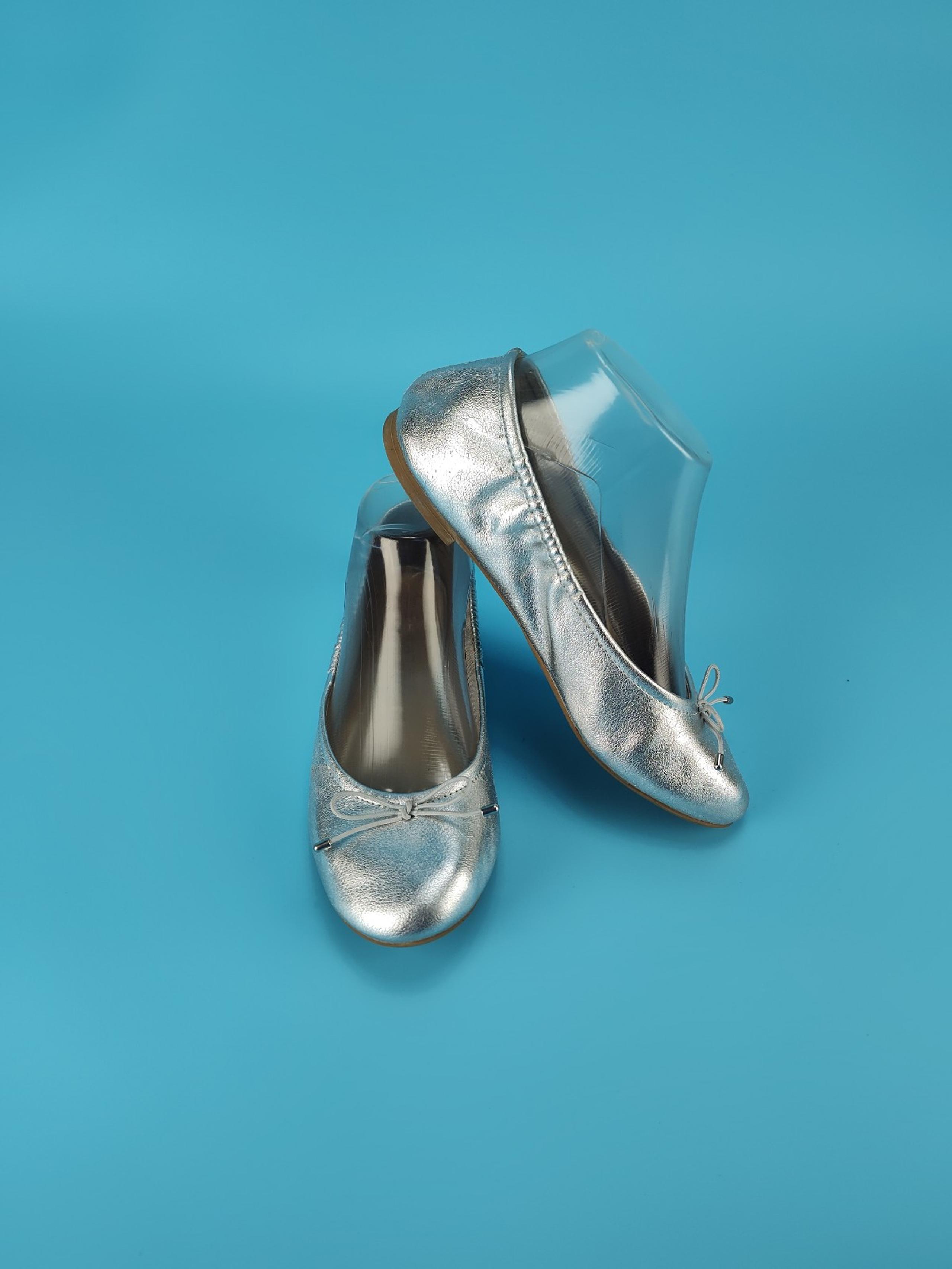 American Eagle Memory Foam Girls Size 4 Silver Ballet Flats Shoes Skid Resistant