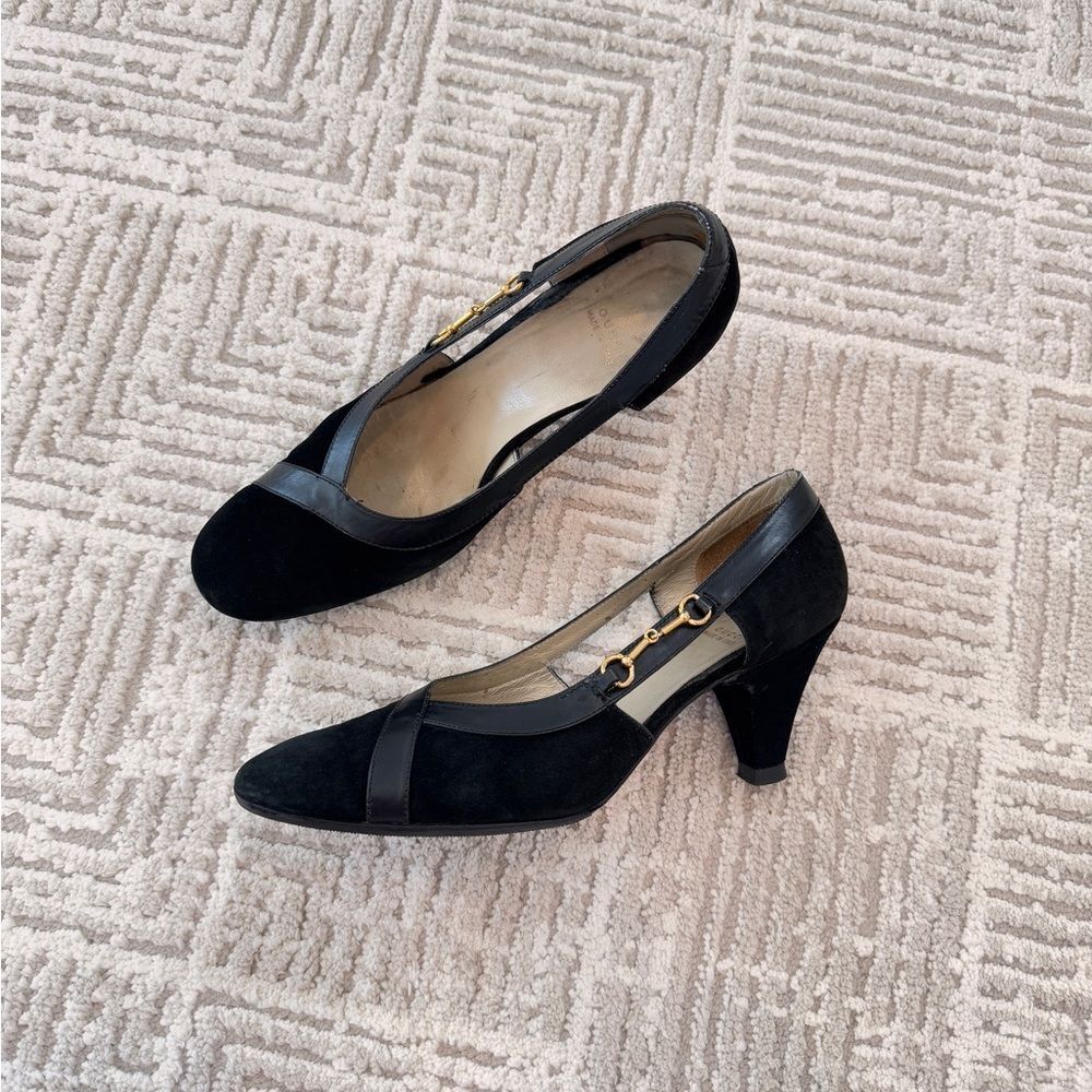 Authentic Vintage Gucci Suede black heel pumps.