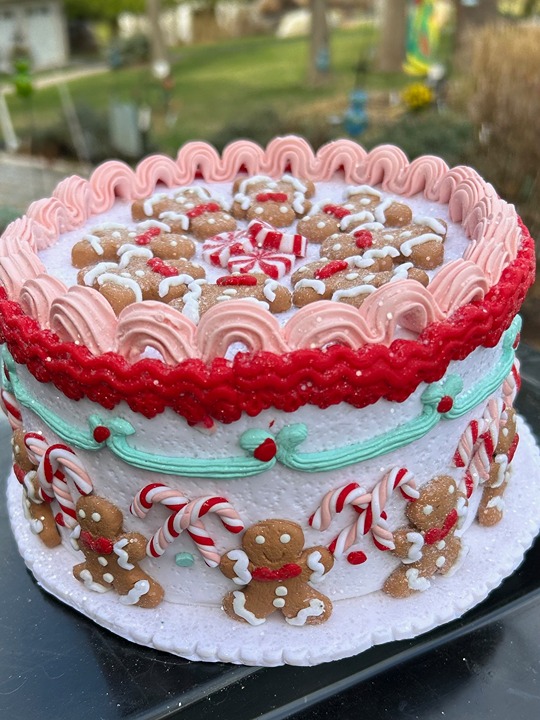 VALERIE PARR HILL GINGERBREAD CAKE 8 INCHES ROUND COLORS/PINK RED BLUE WHITE