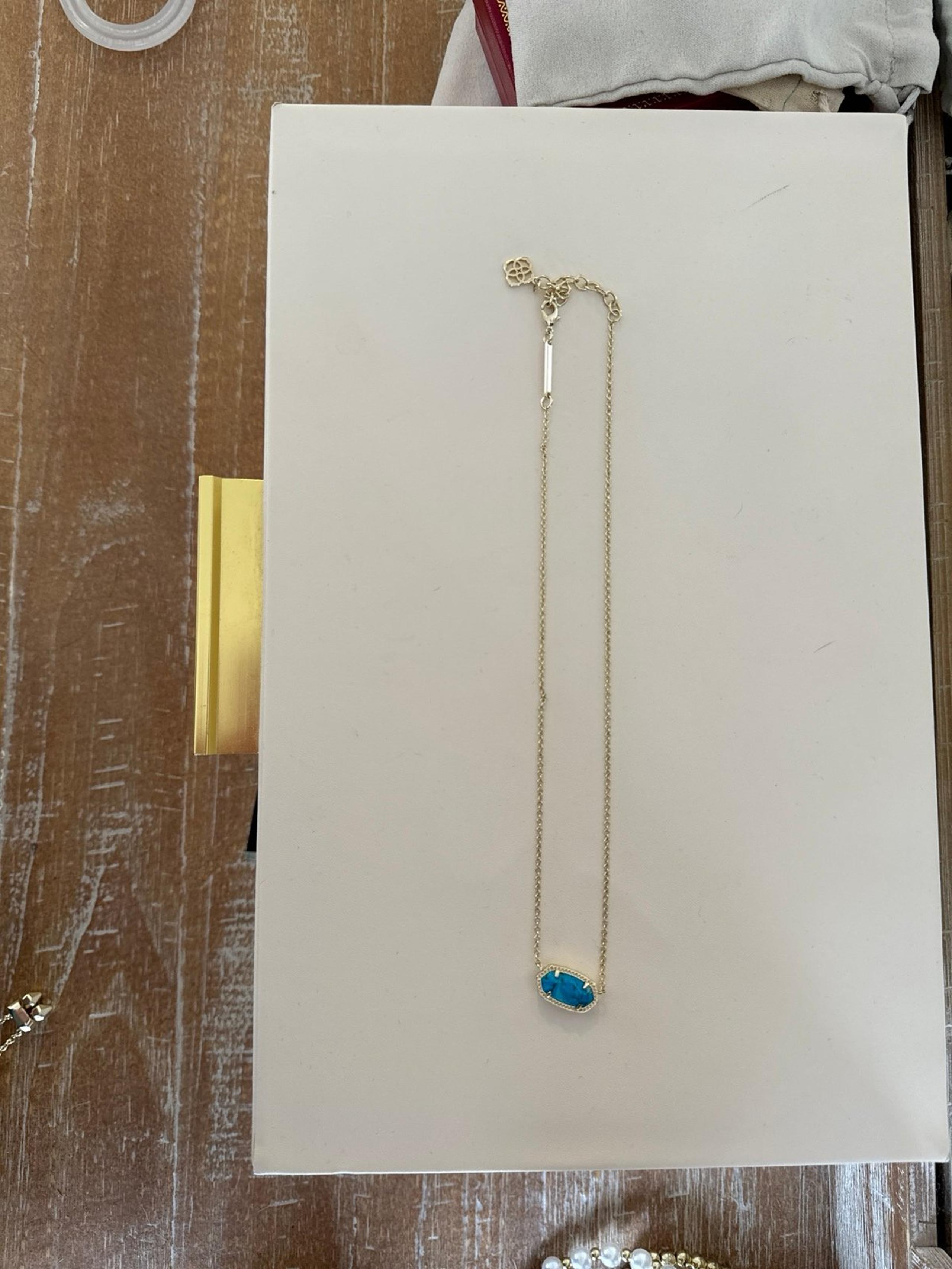 Kendra Scott necklace