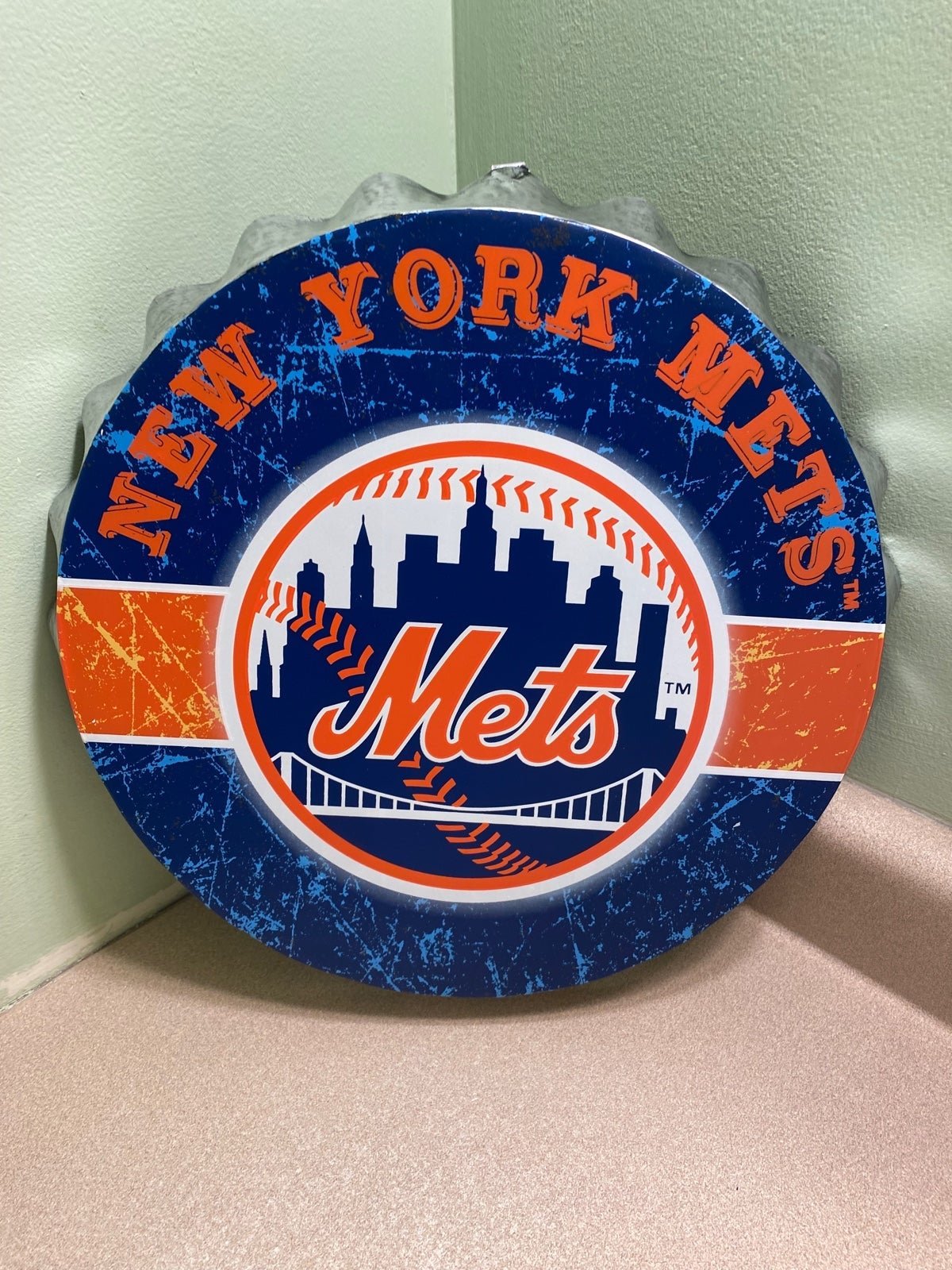 NY METS METAL BOTTLE CAP WALL SIGN 13.5 inches in diameter 2 inches deep