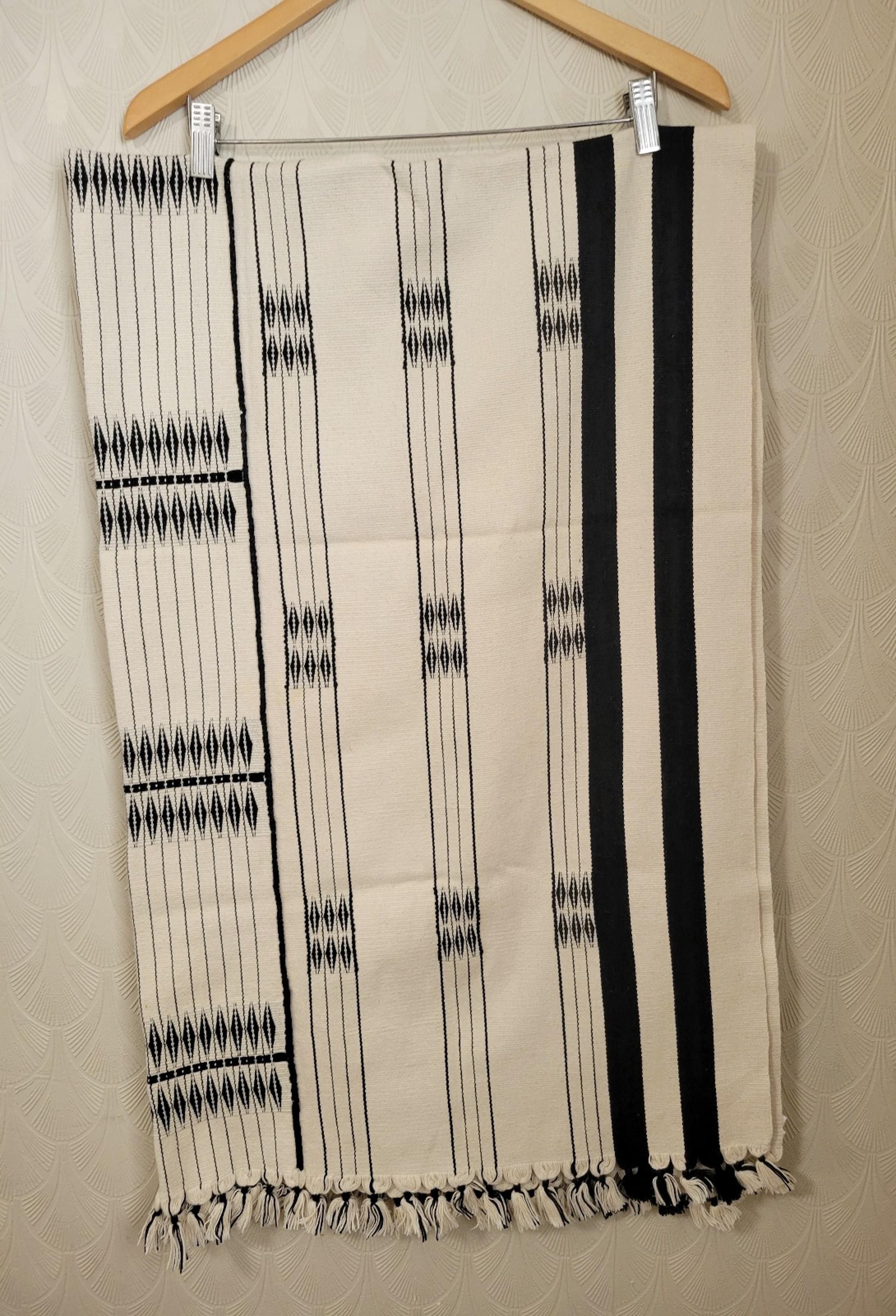 Jaipur Living Nagaland NGD04 Throw 42" x 72" Birch Moonless Night 100% Handcraft