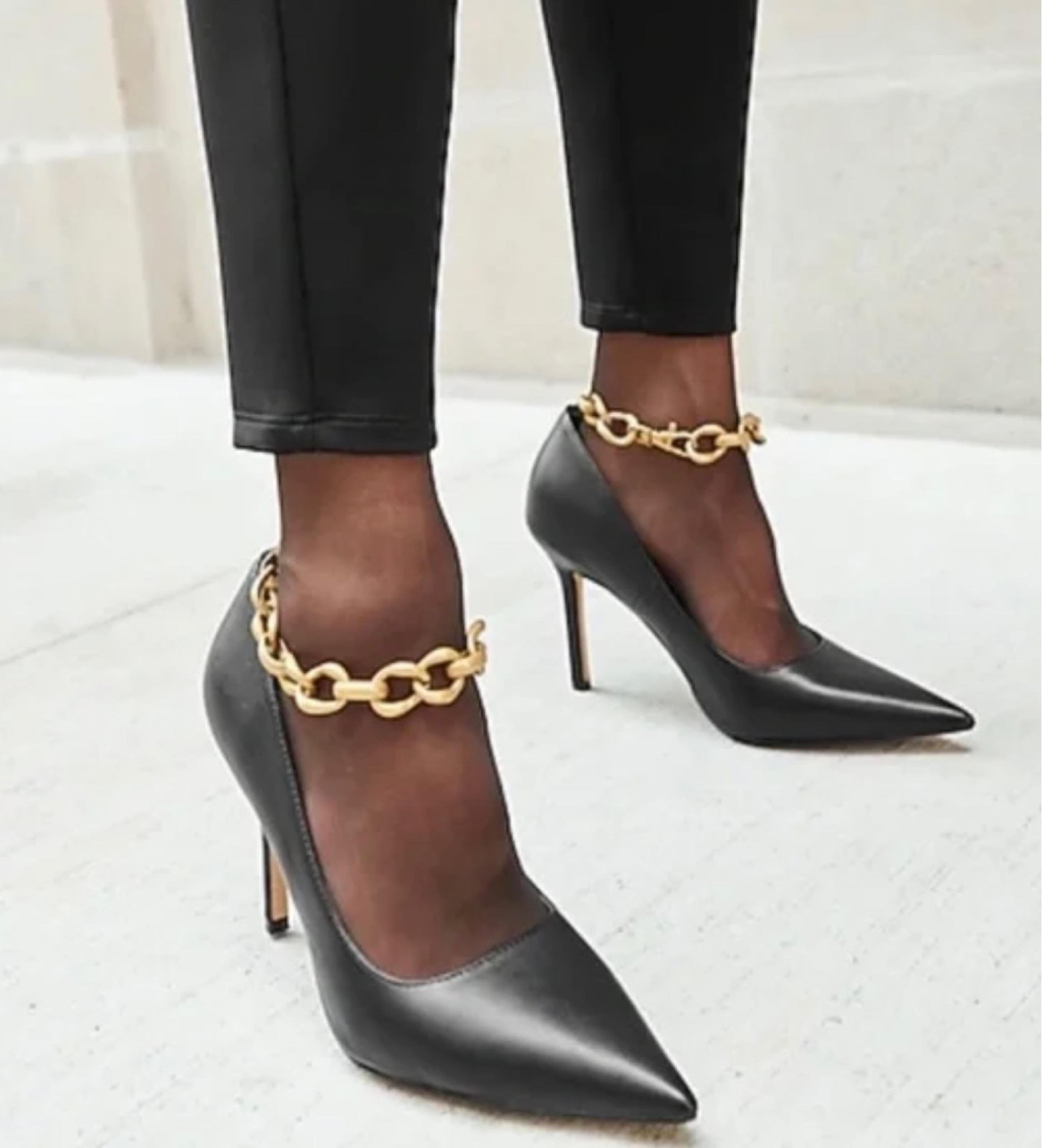 Express chain strap pointed toe pump
