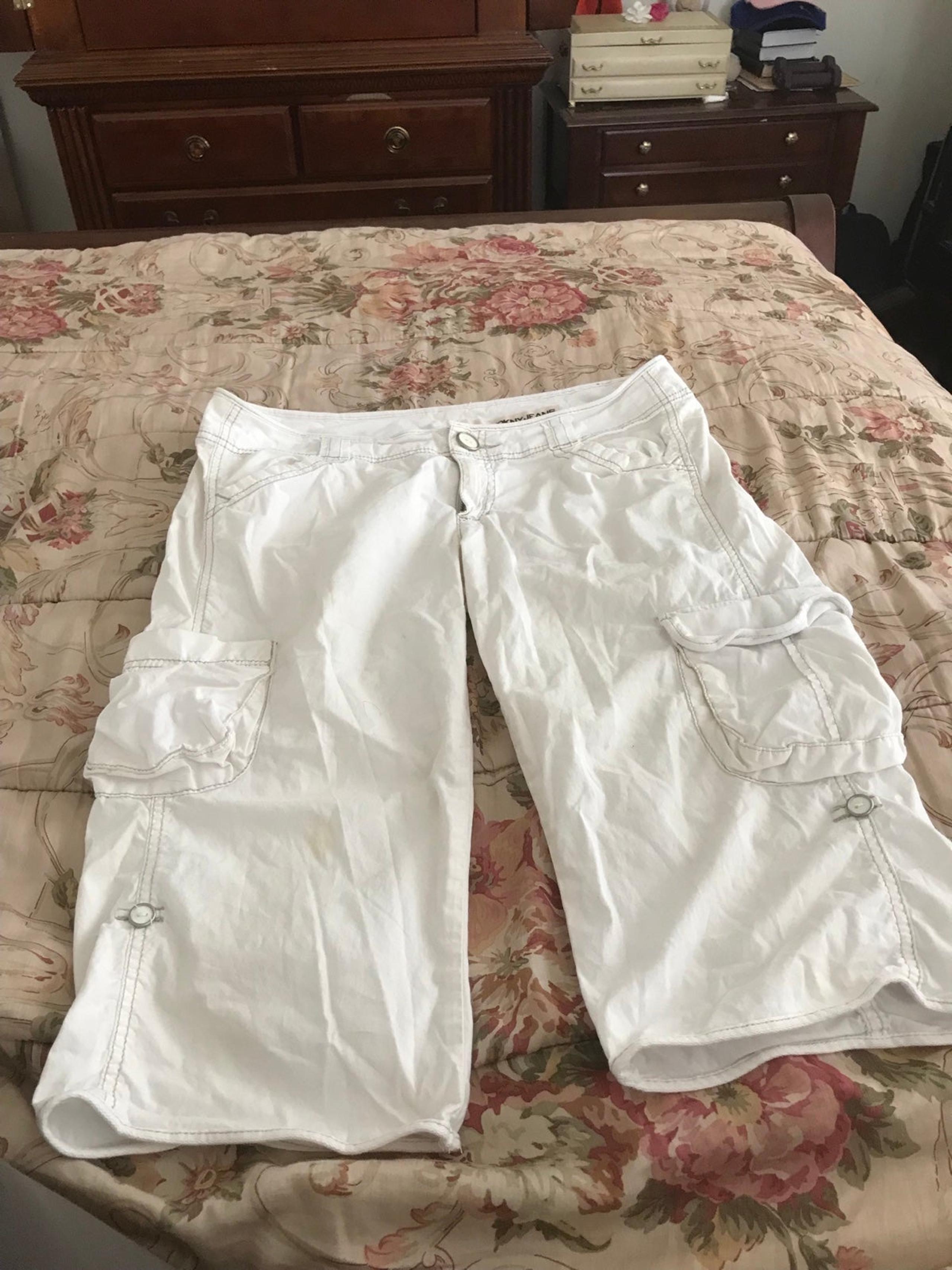 DKNY white bermuda