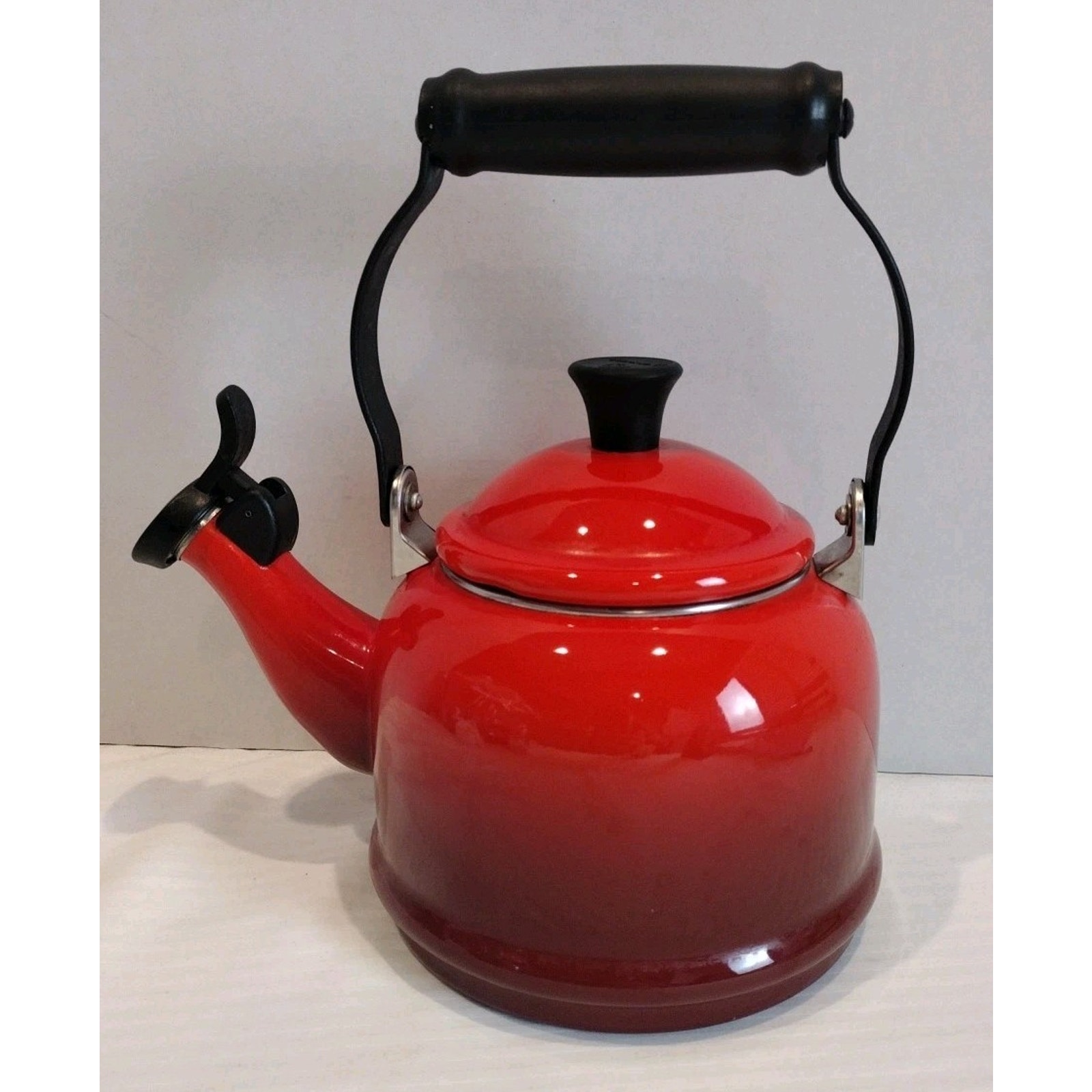 LE CREUSET Ombré Red Whistling Tea Kettle 1.25 Quart Tea Pot Enamel Steel