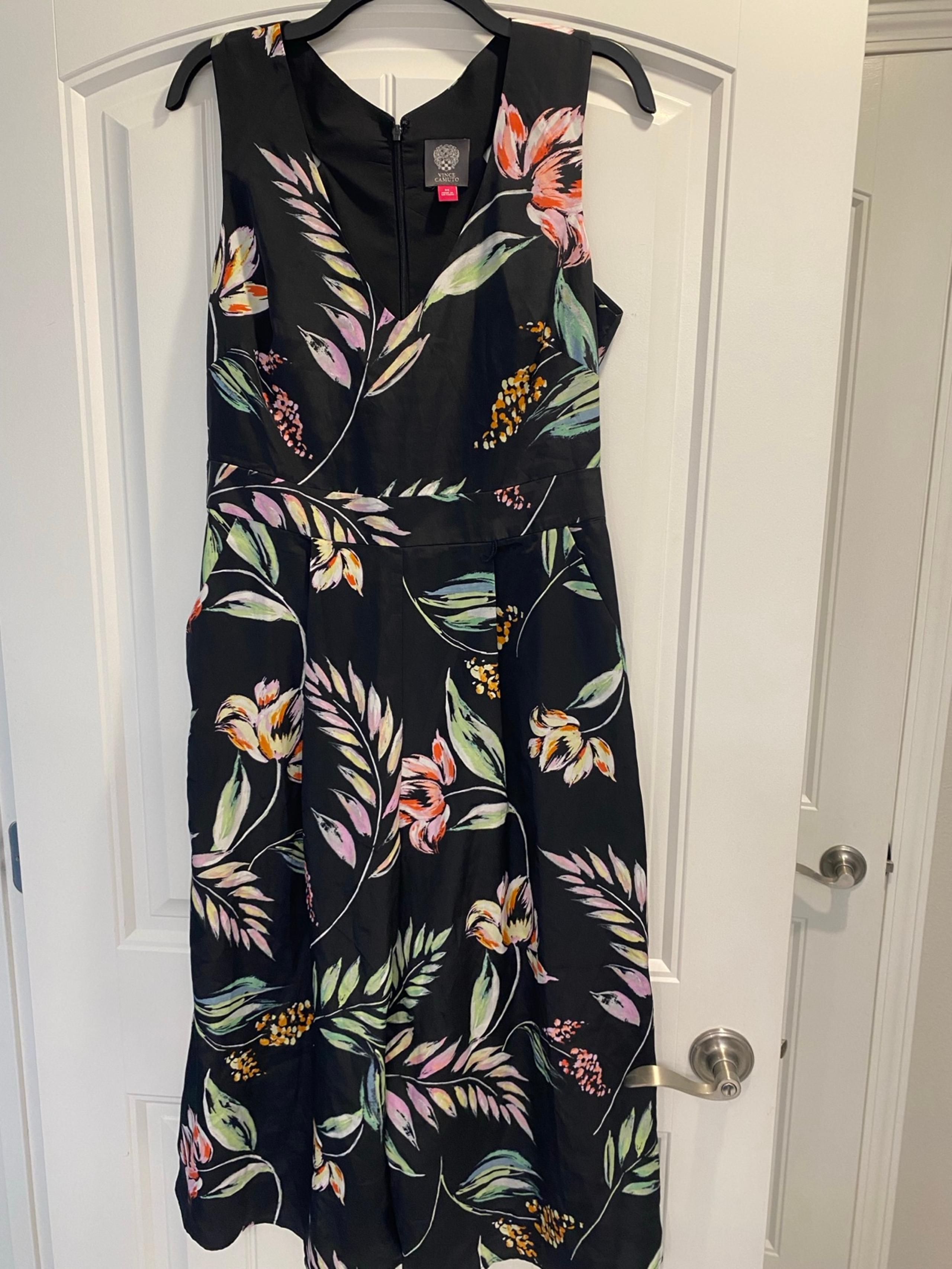 Vince Camuto Women's Black floral Jumpsuit Romper sz 10 wide leg cropped pockets