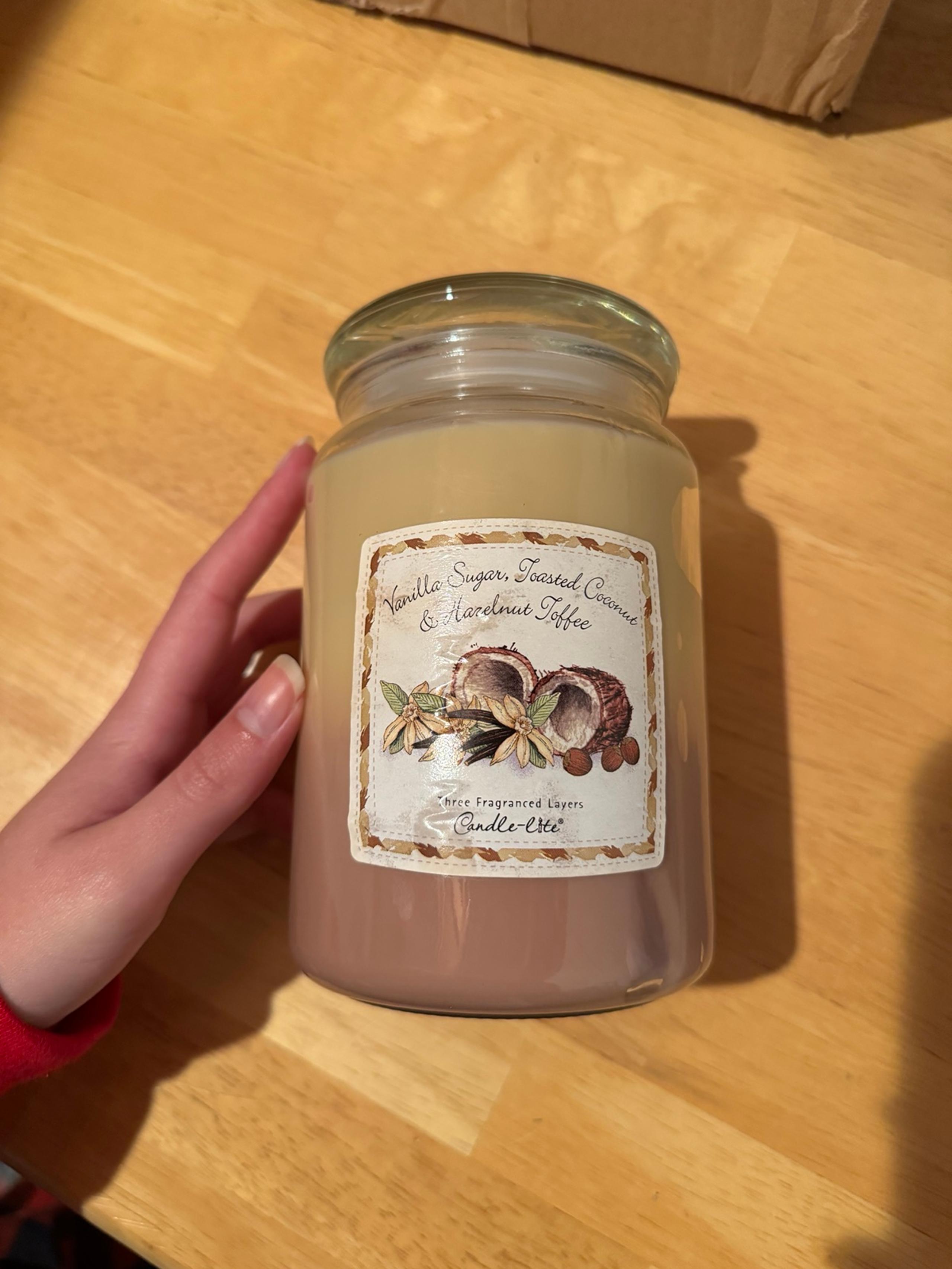 large candle - vanilla sugar, toasted coconut, hazelnut toffee
