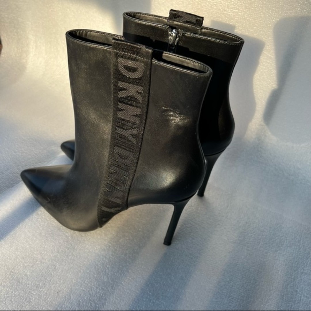 DKNY Black Point-Toe Ranita Leather Ankle Boot - Women SIZE 8.5