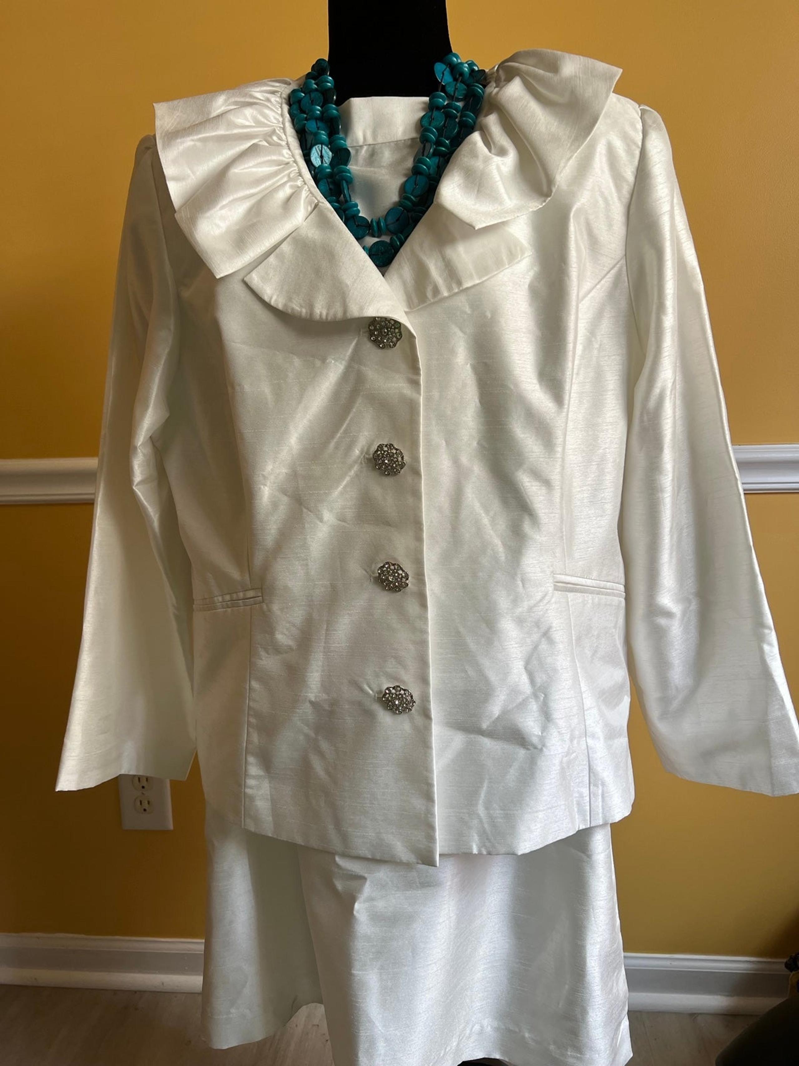 White Ruffle Collar 2-pc Lined Suit, Sz 20W
