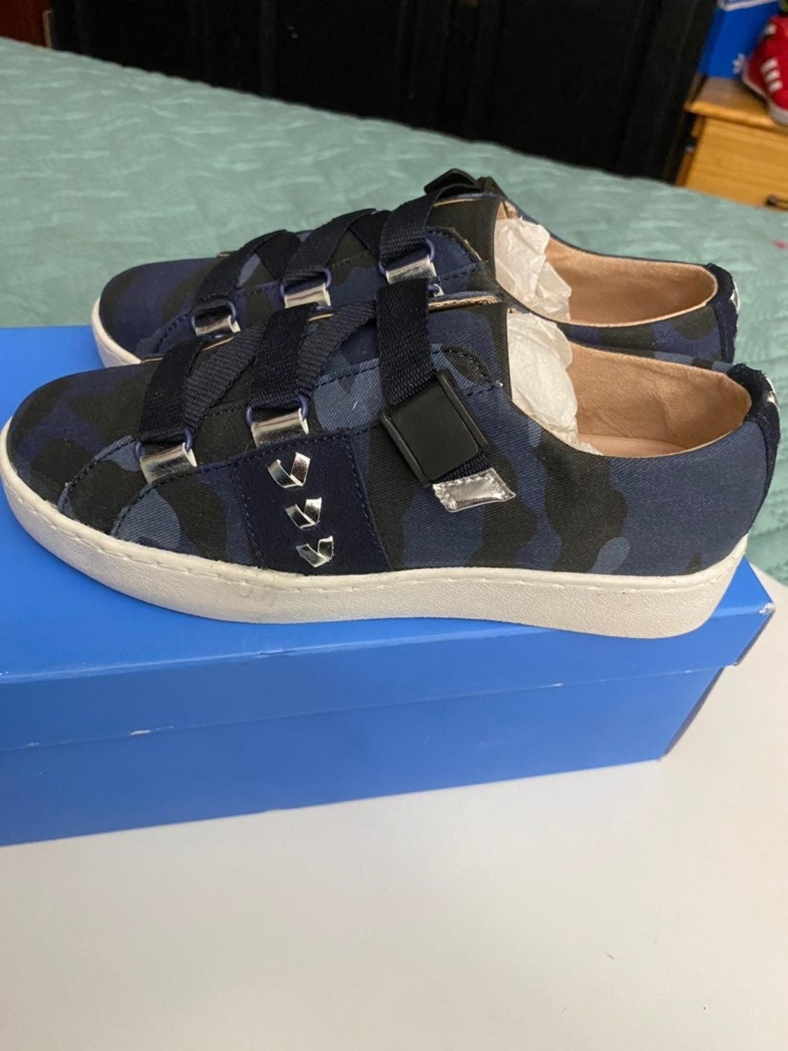 jack rogers sneackers size 5