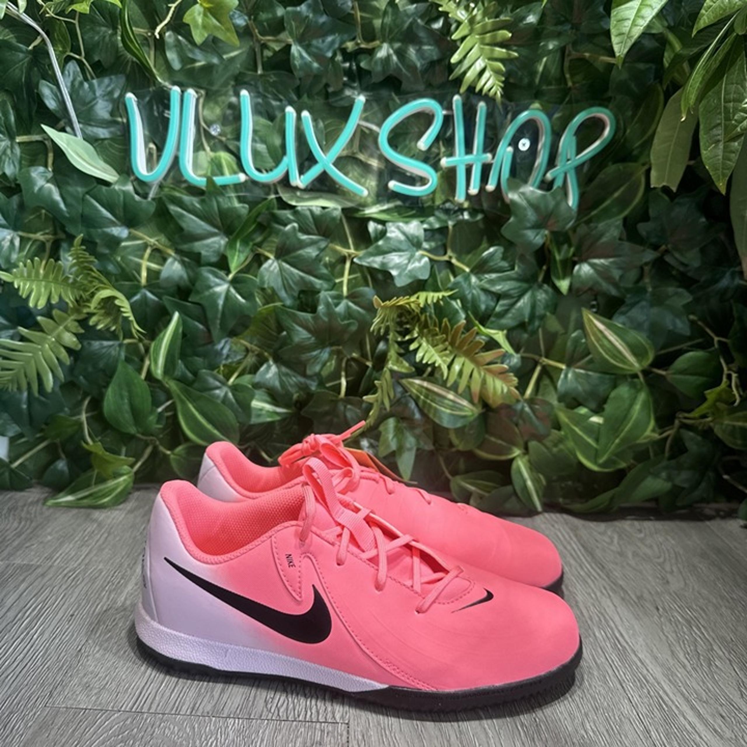 Nike Junior Phantom GX II Academy IC Soccer Shoes 6y / Women 7.5 Hot Pink
