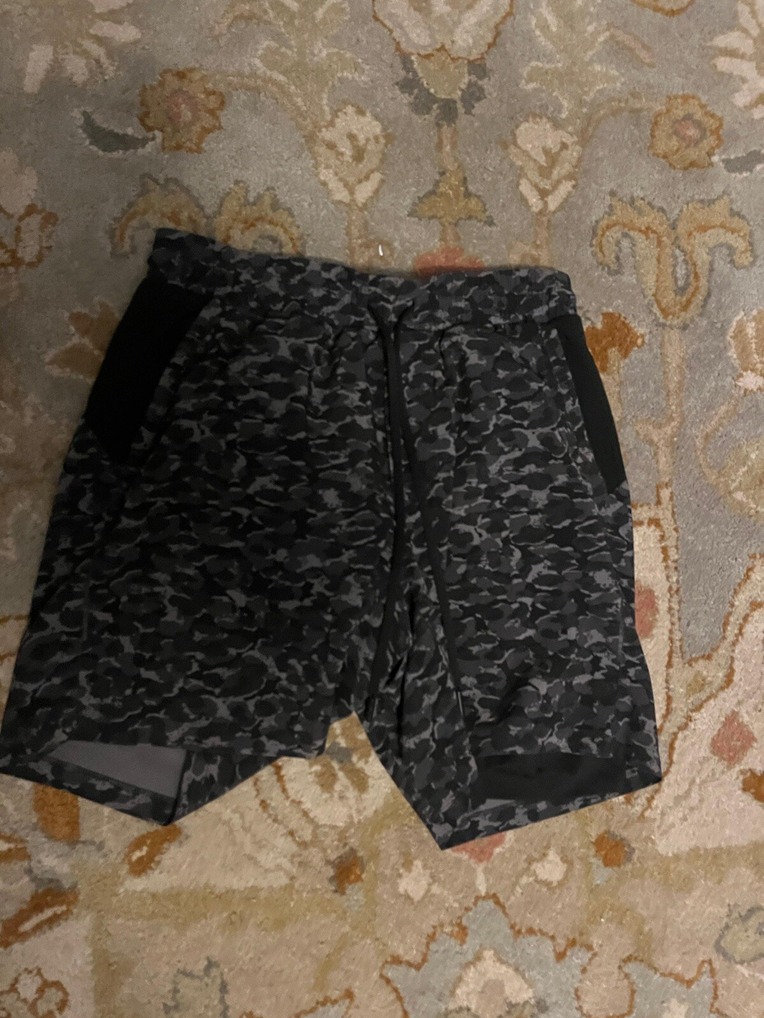 Lululemon Lined Camo Shorts Men Size Medium 7’